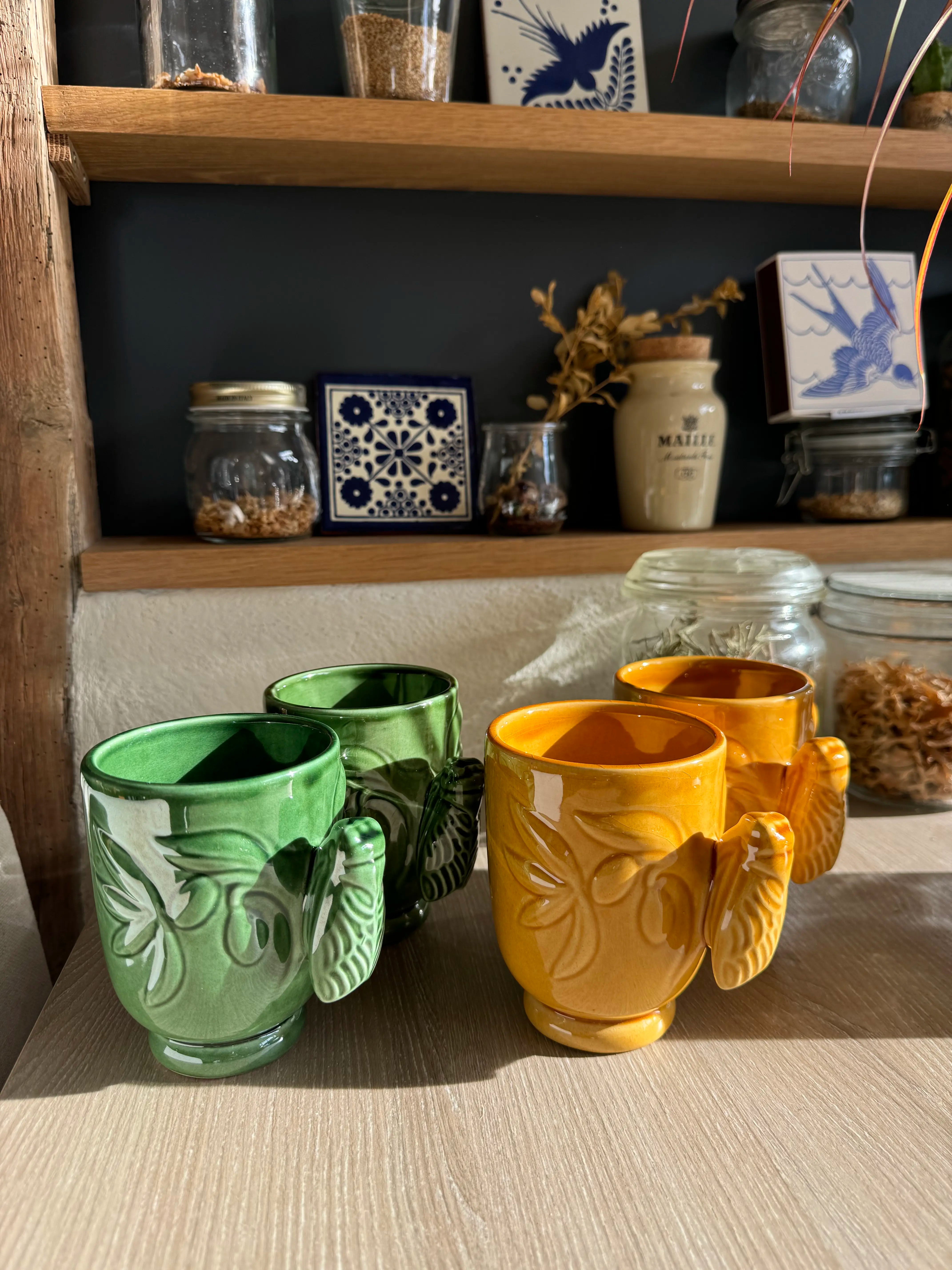 Tasses vintage en céramique vernissée avec poignées cigales