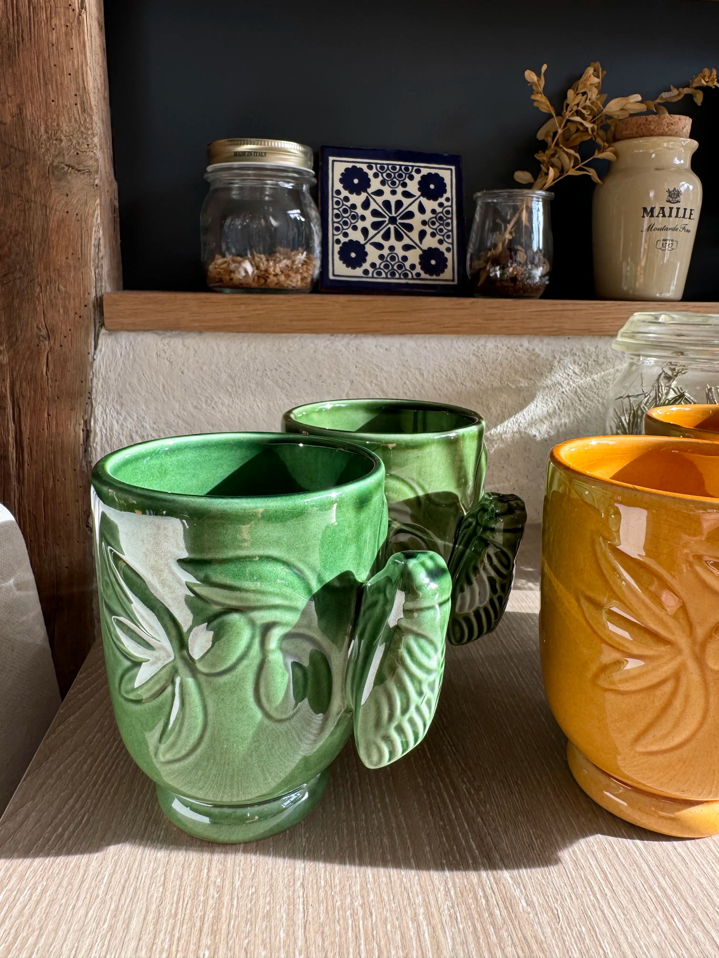 Tasses vintage en céramique vernissée avec poignées cigales