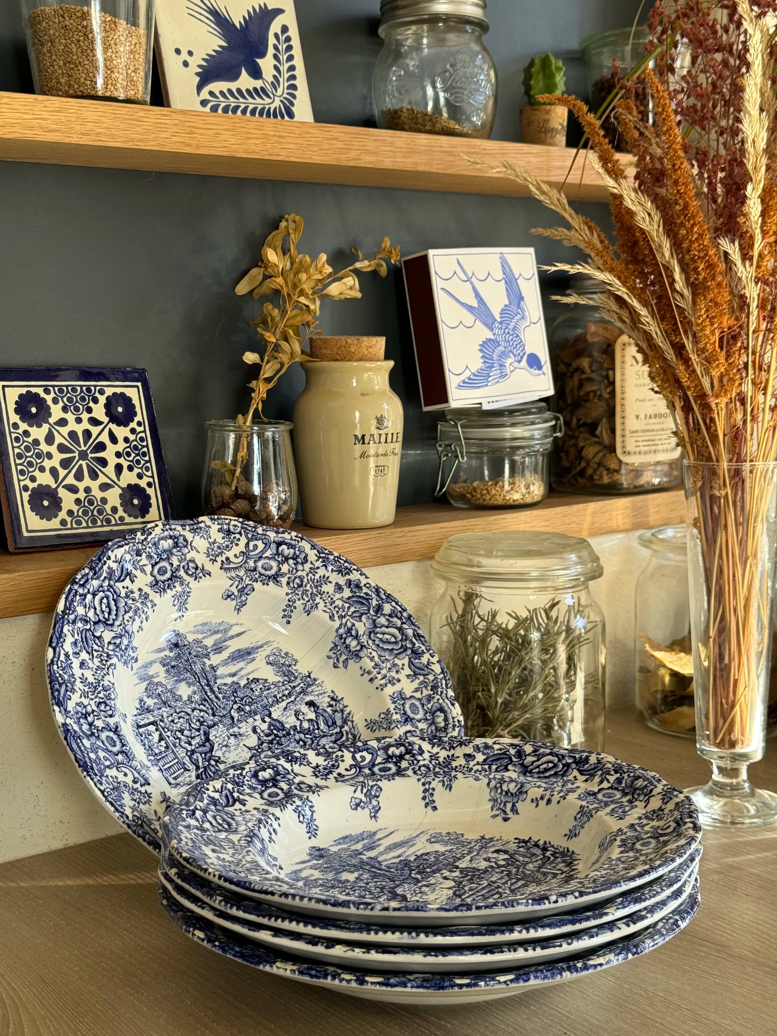 Assiettes creuses anciennes en faïence bleu et blanc, style pastoral