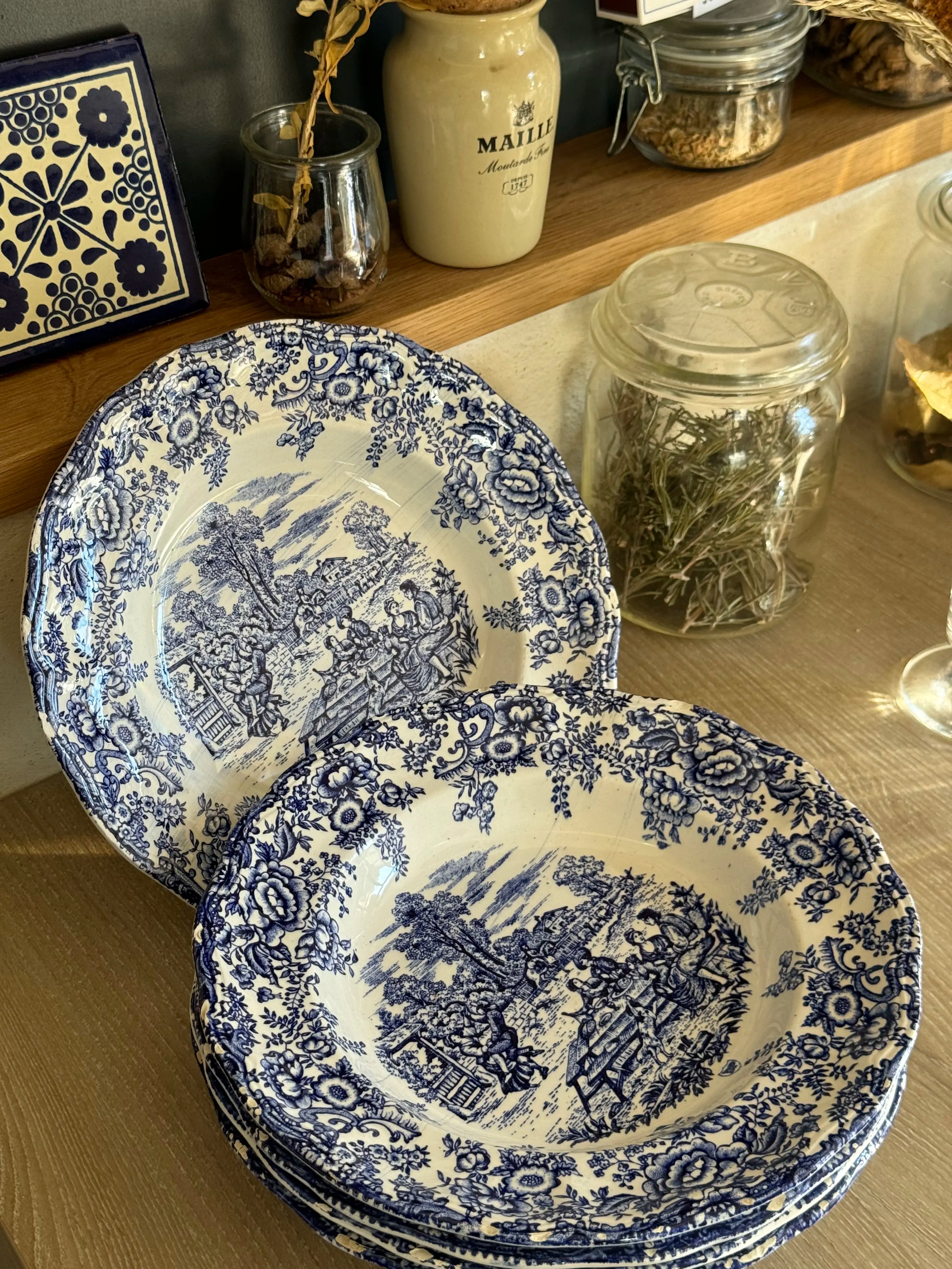 Assiettes creuses anciennes en faïence bleu et blanc, style pastoral
