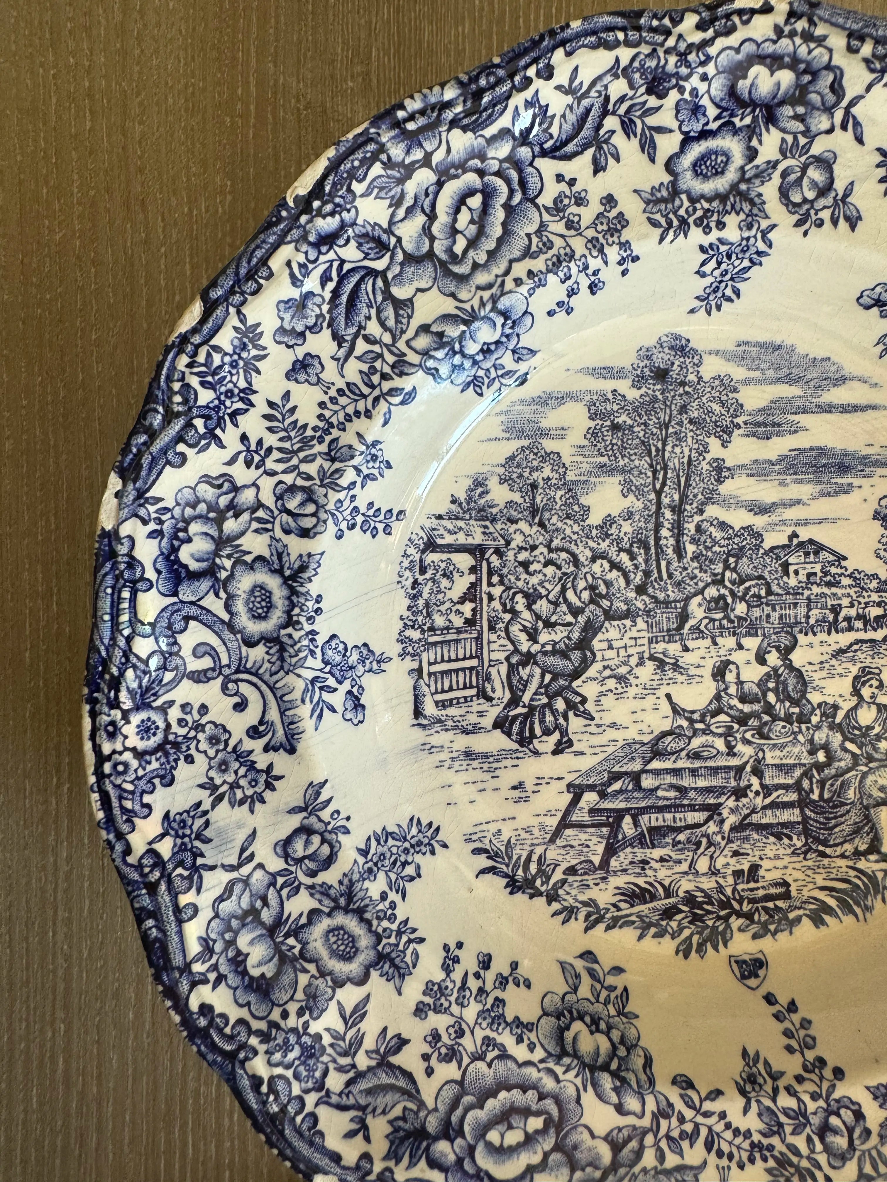 Assiettes creuses anciennes en faïence bleu et blanc, style pastoral