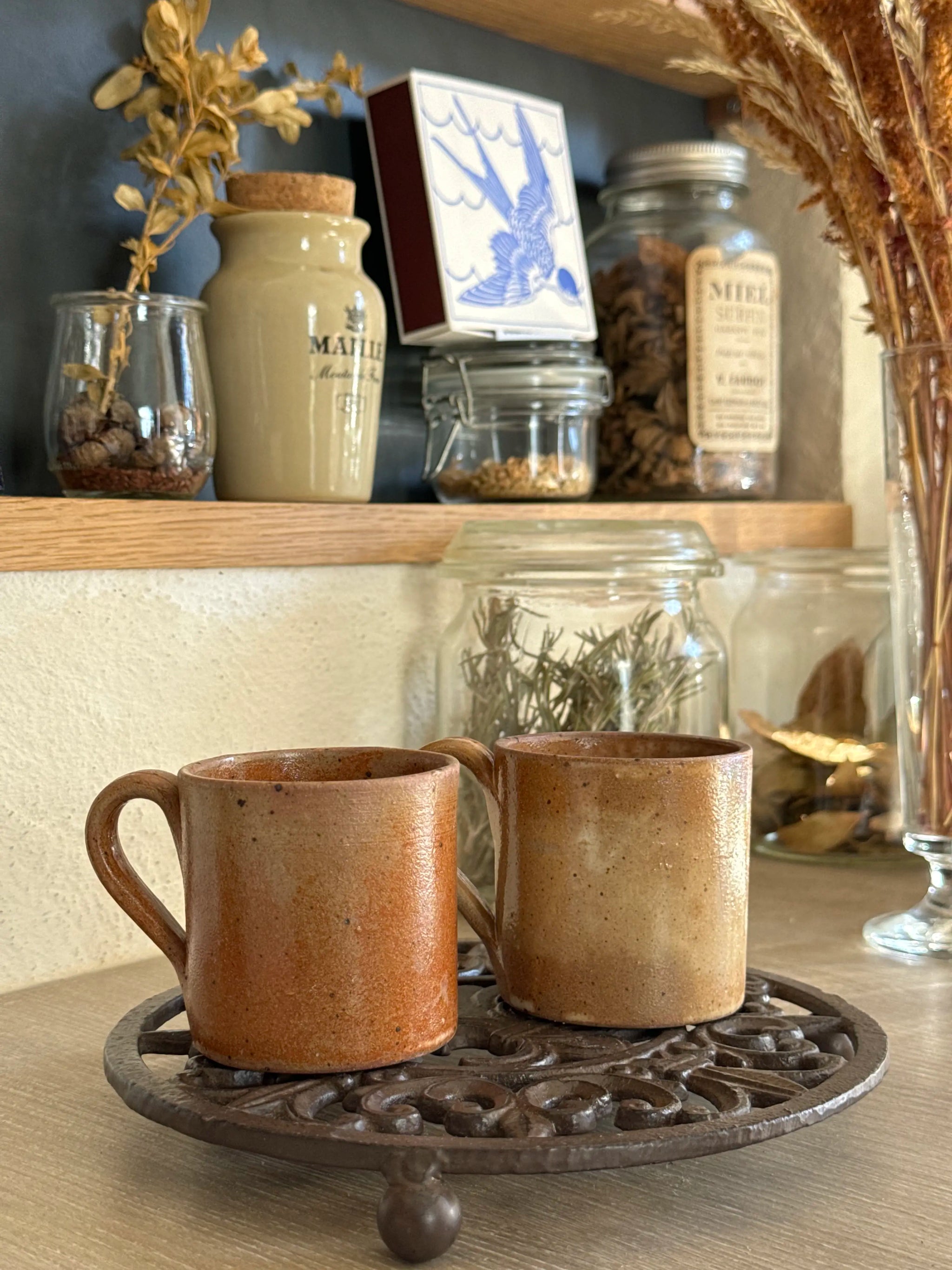 Deux tasses à café, Provence, avec cigale en céramique, 1 marqué Leroy - Arts de la table Deux tasses à café, Provence, avec cigale en céramique, 1 marqué Leroy - Arts de la table