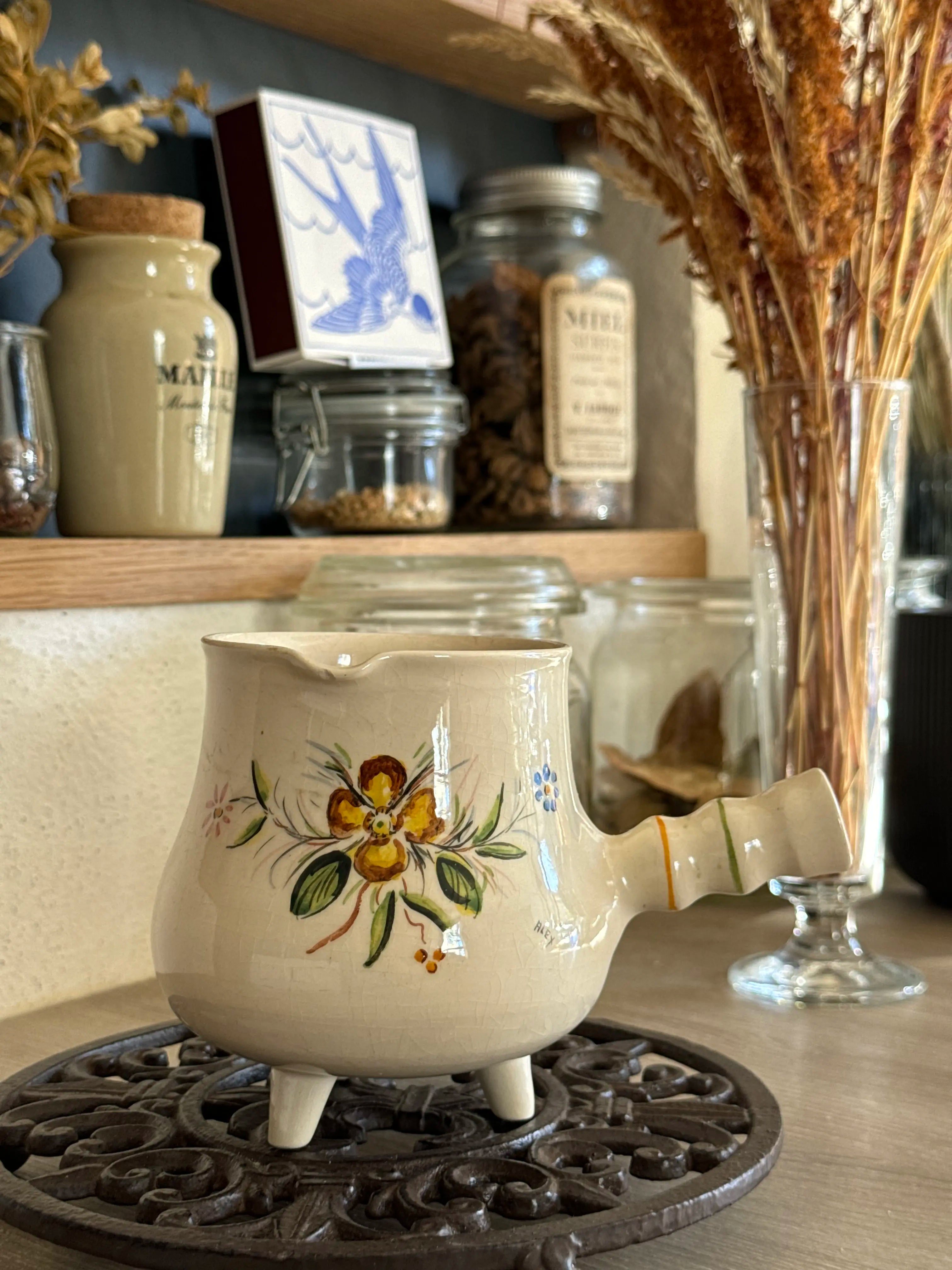Pot à lait en faïence à décor floral