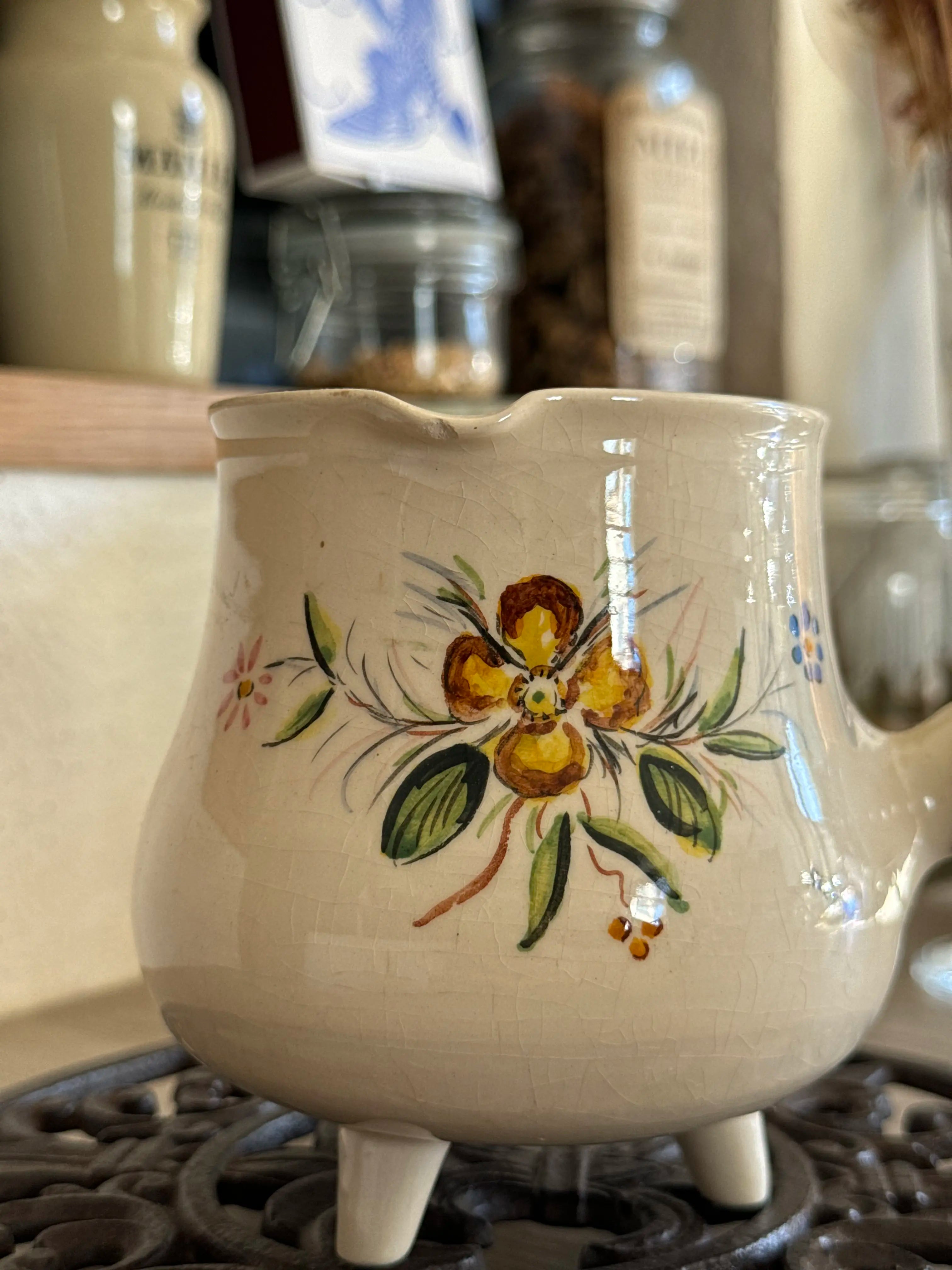 Pot à lait en faïence à décor floral