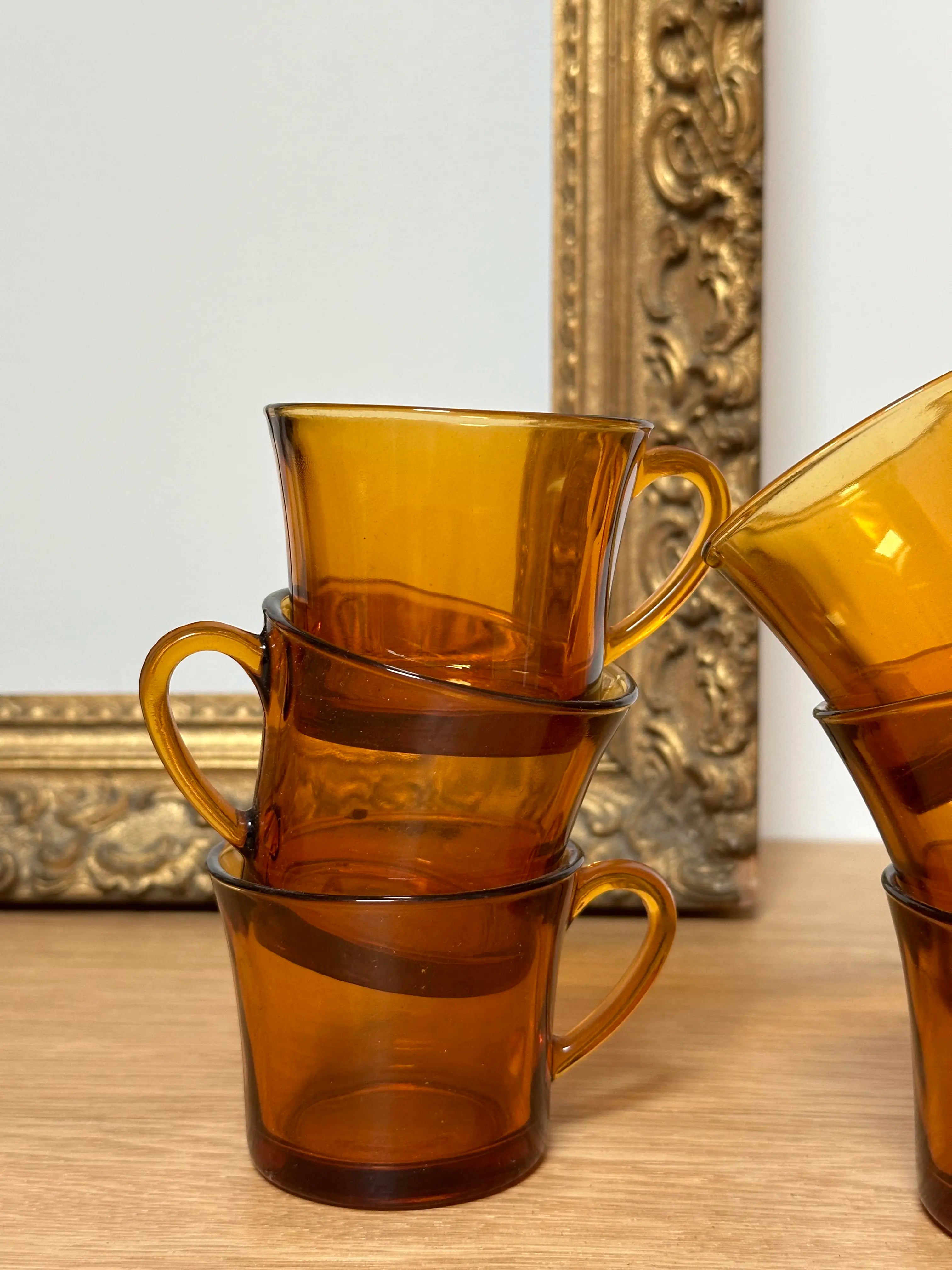 Tasses vintage en verre ambré