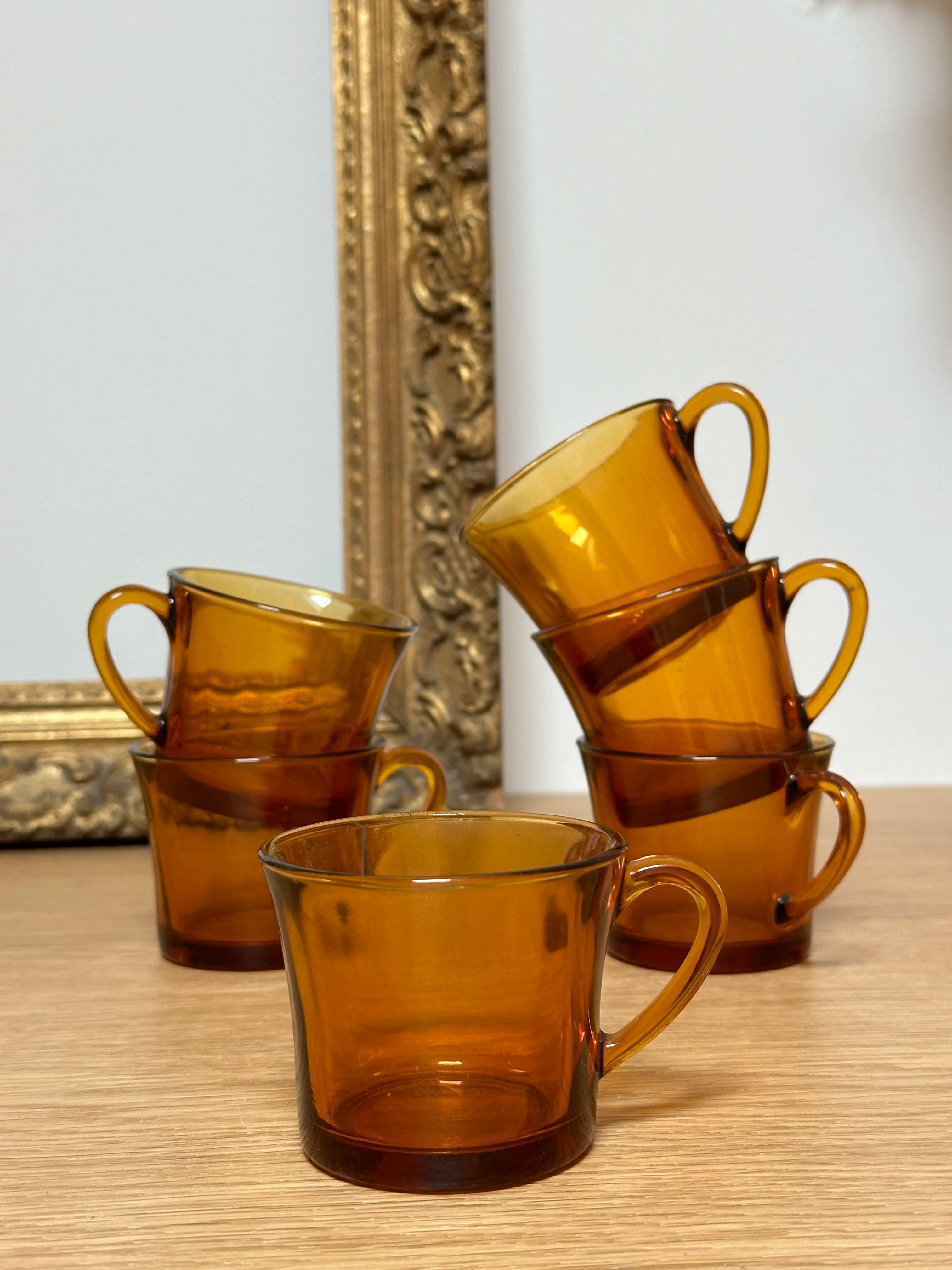 Tasses vintage en verre ambré