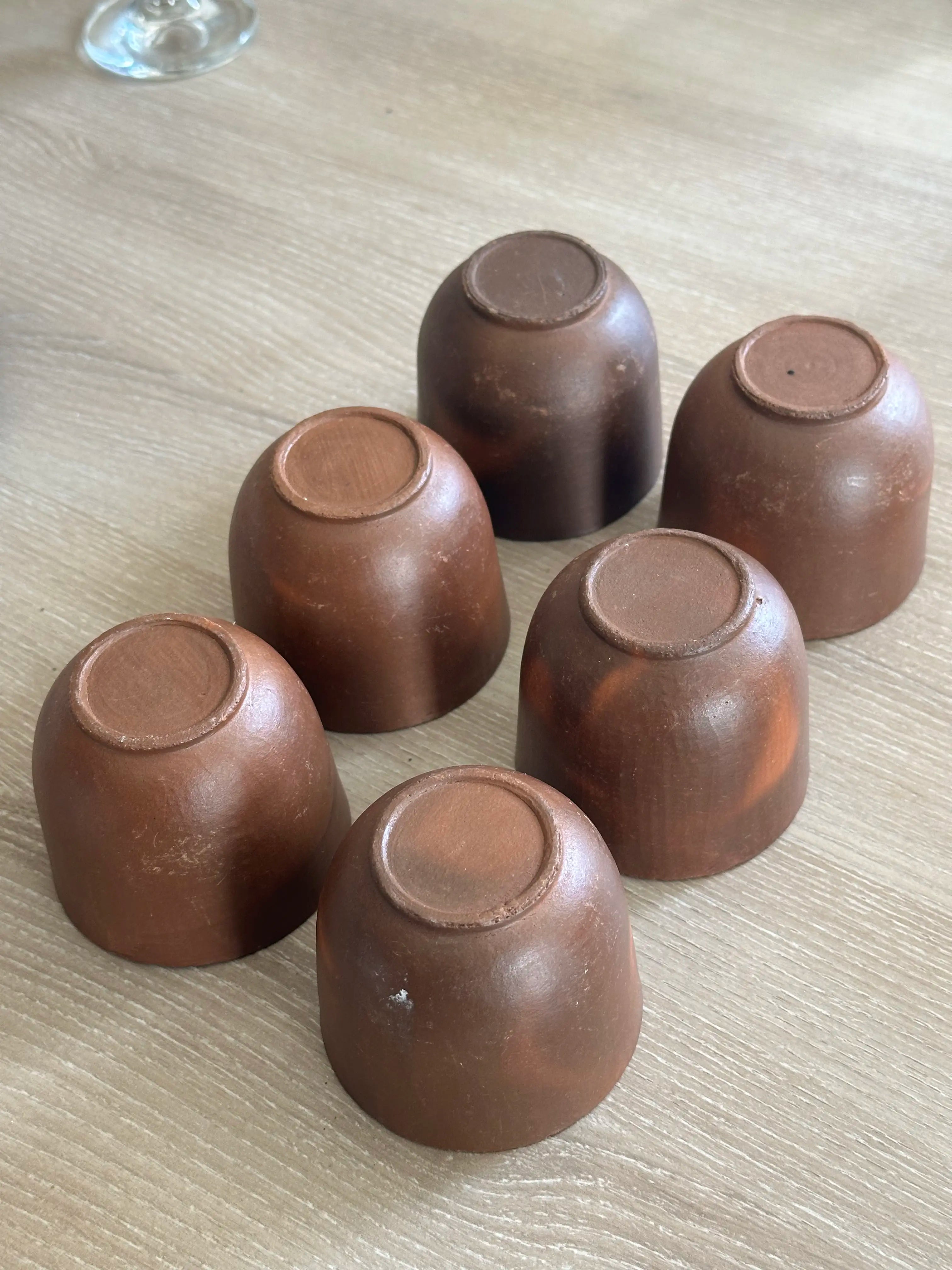 Gobelets en terre cuite brune