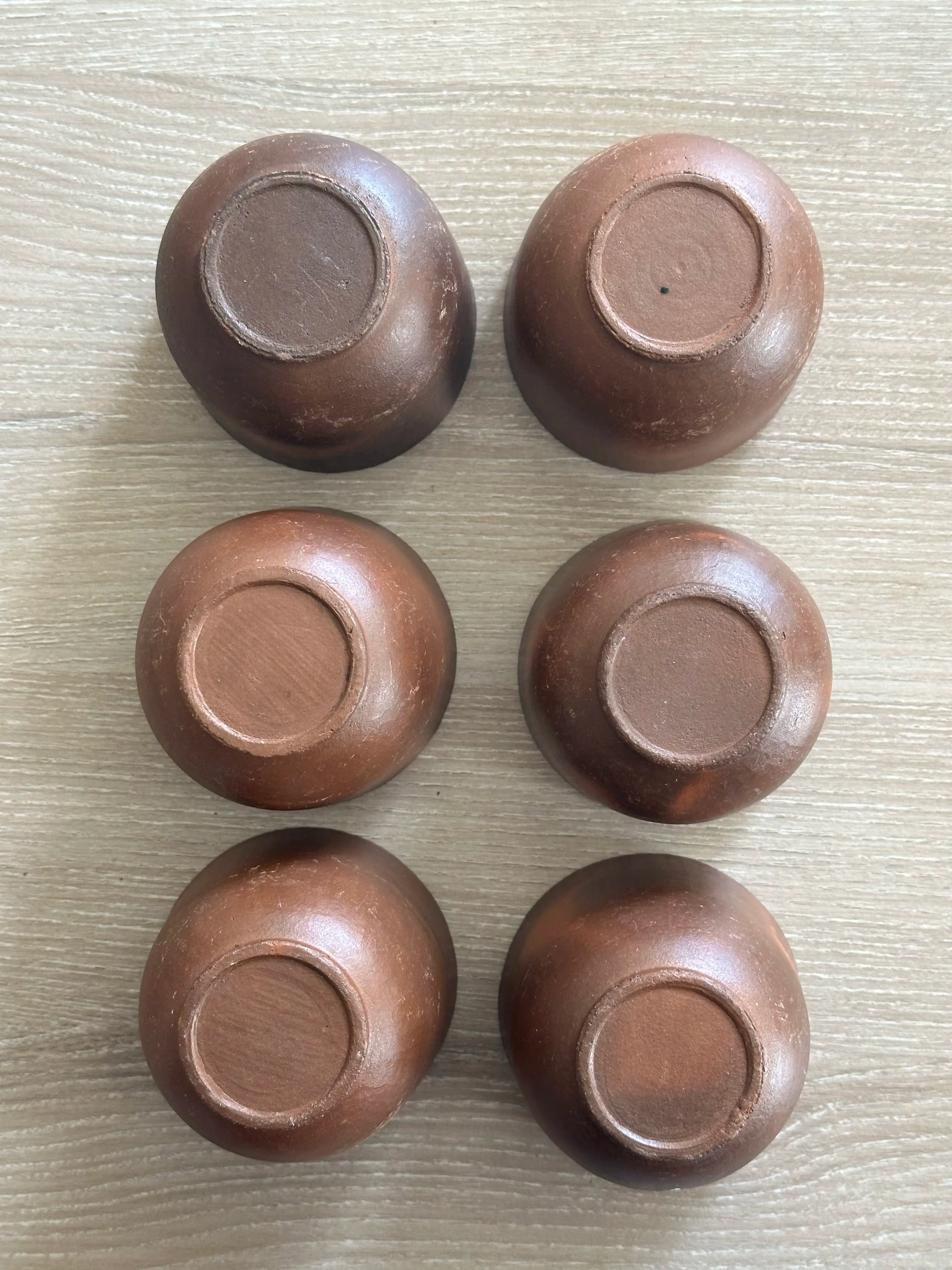 Gobelets en terre cuite brune
