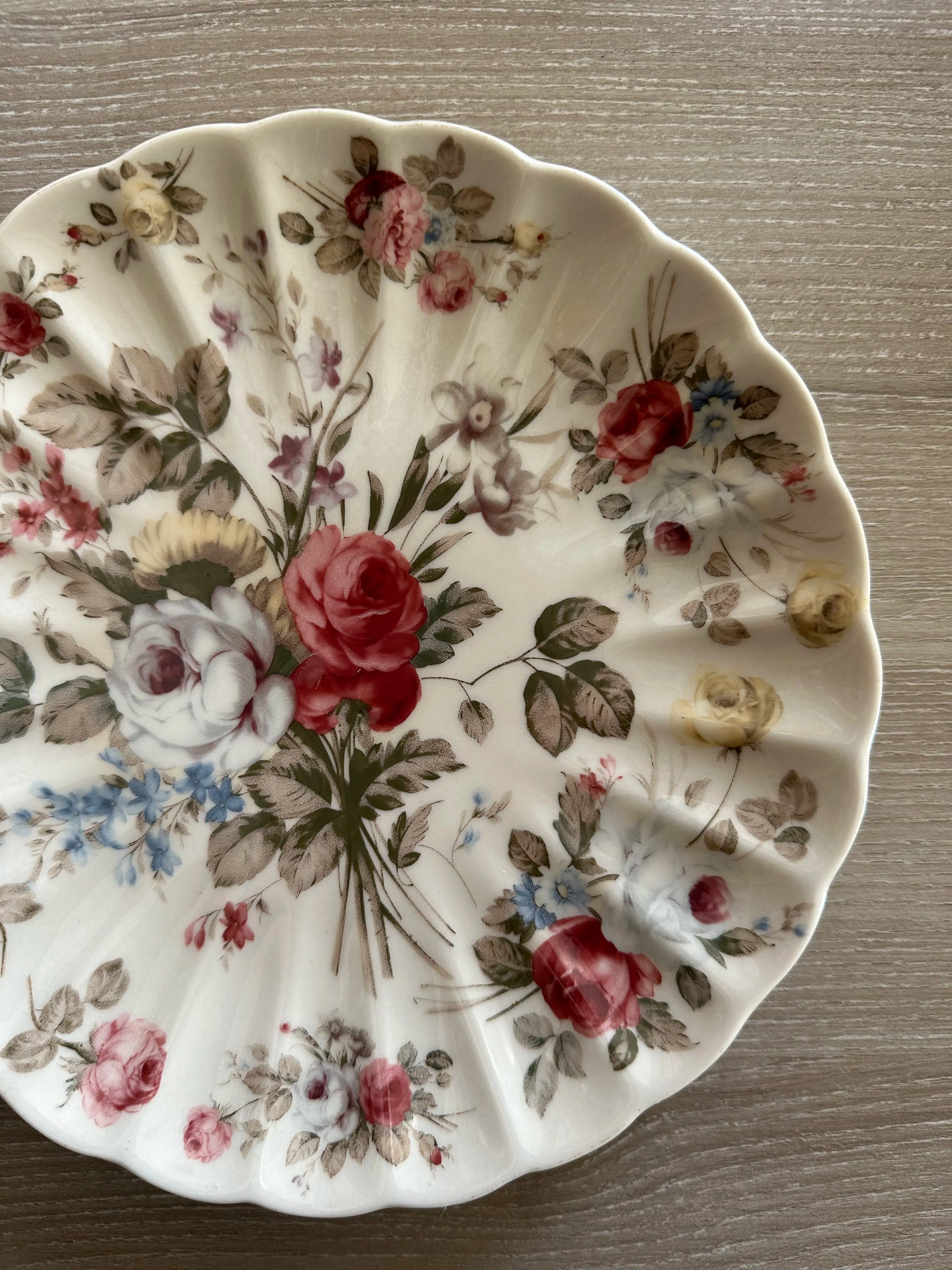 Assiette florale vintage en porcelaine Krömer