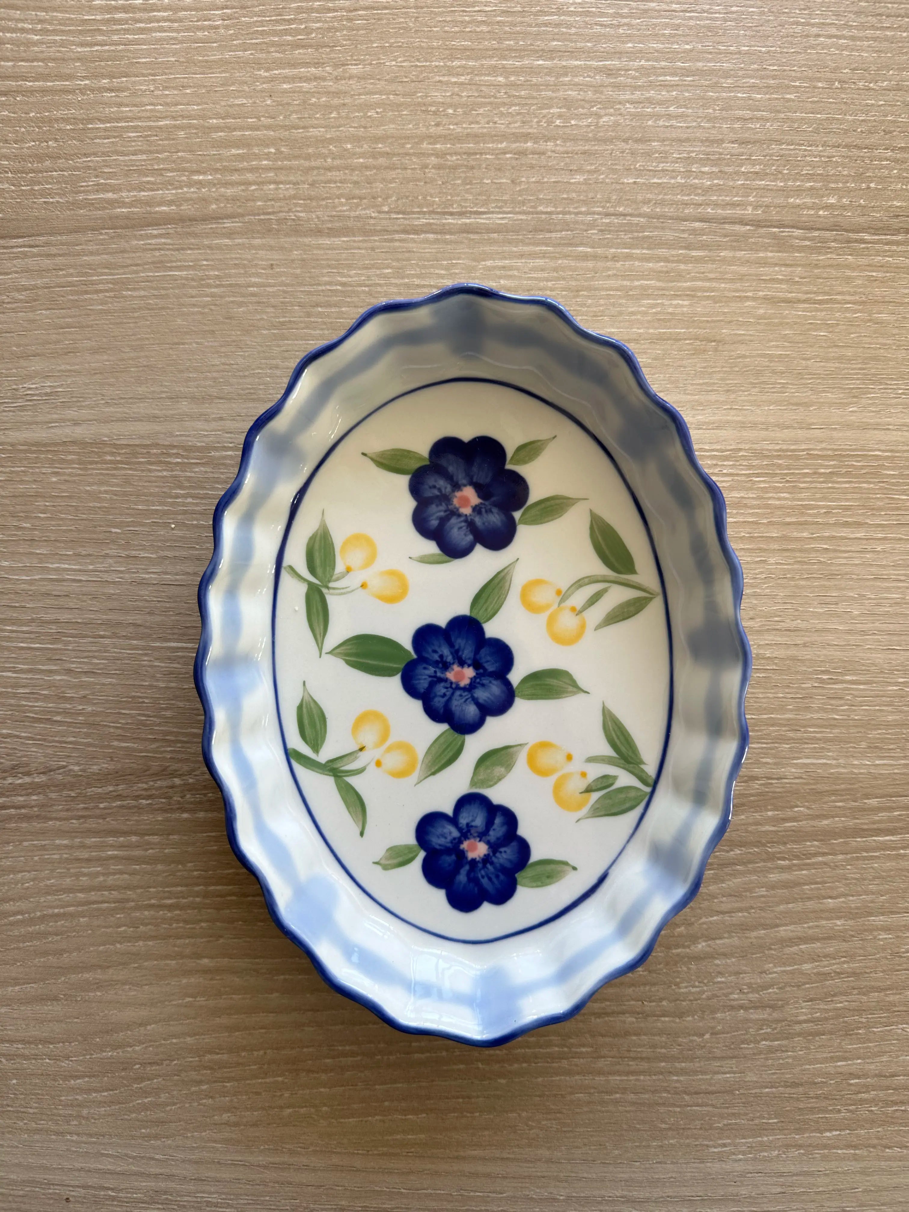 Petit plat ovale en céramique aux motifs floraux