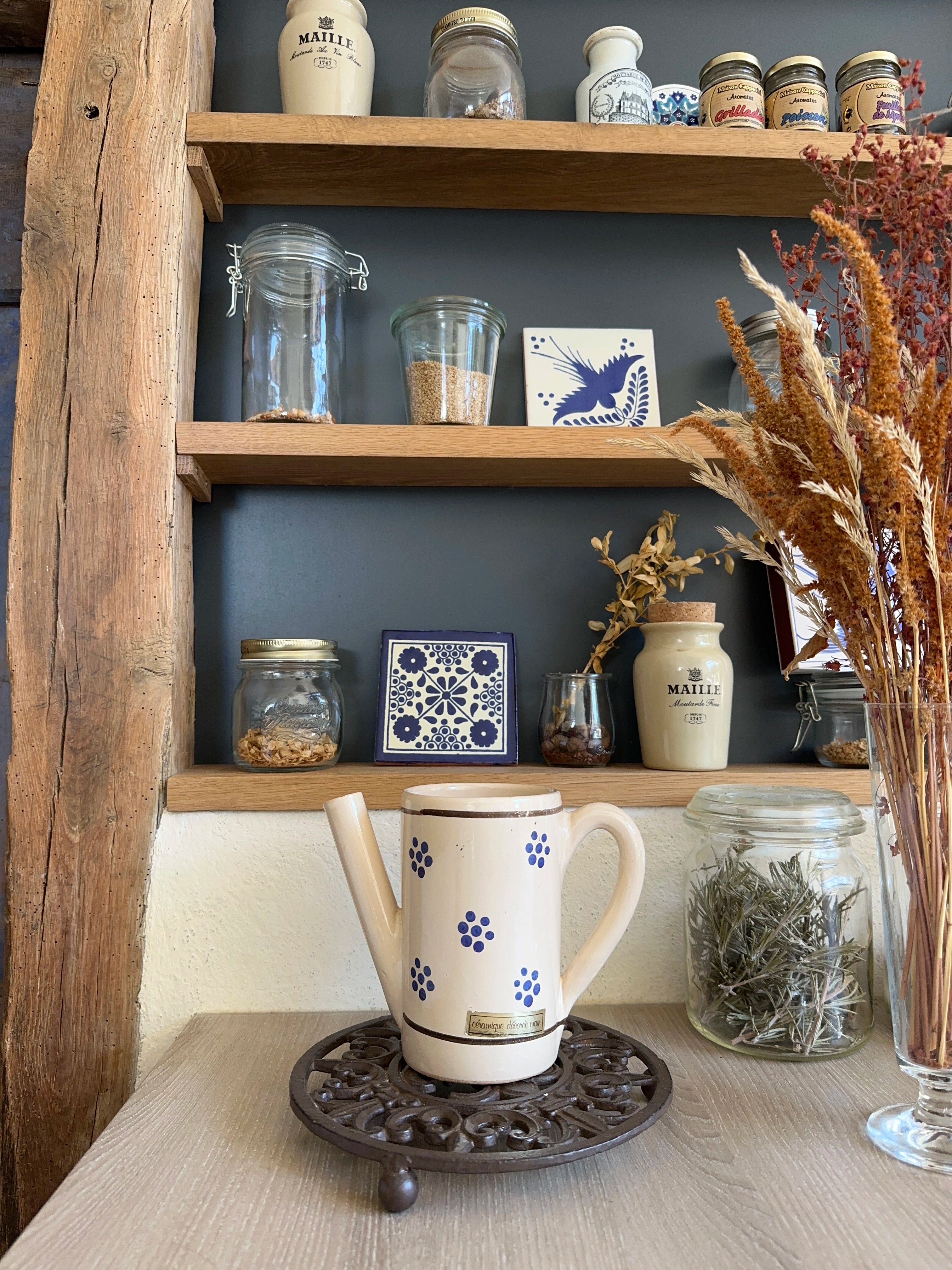 Pichet en céramique décoré à la main