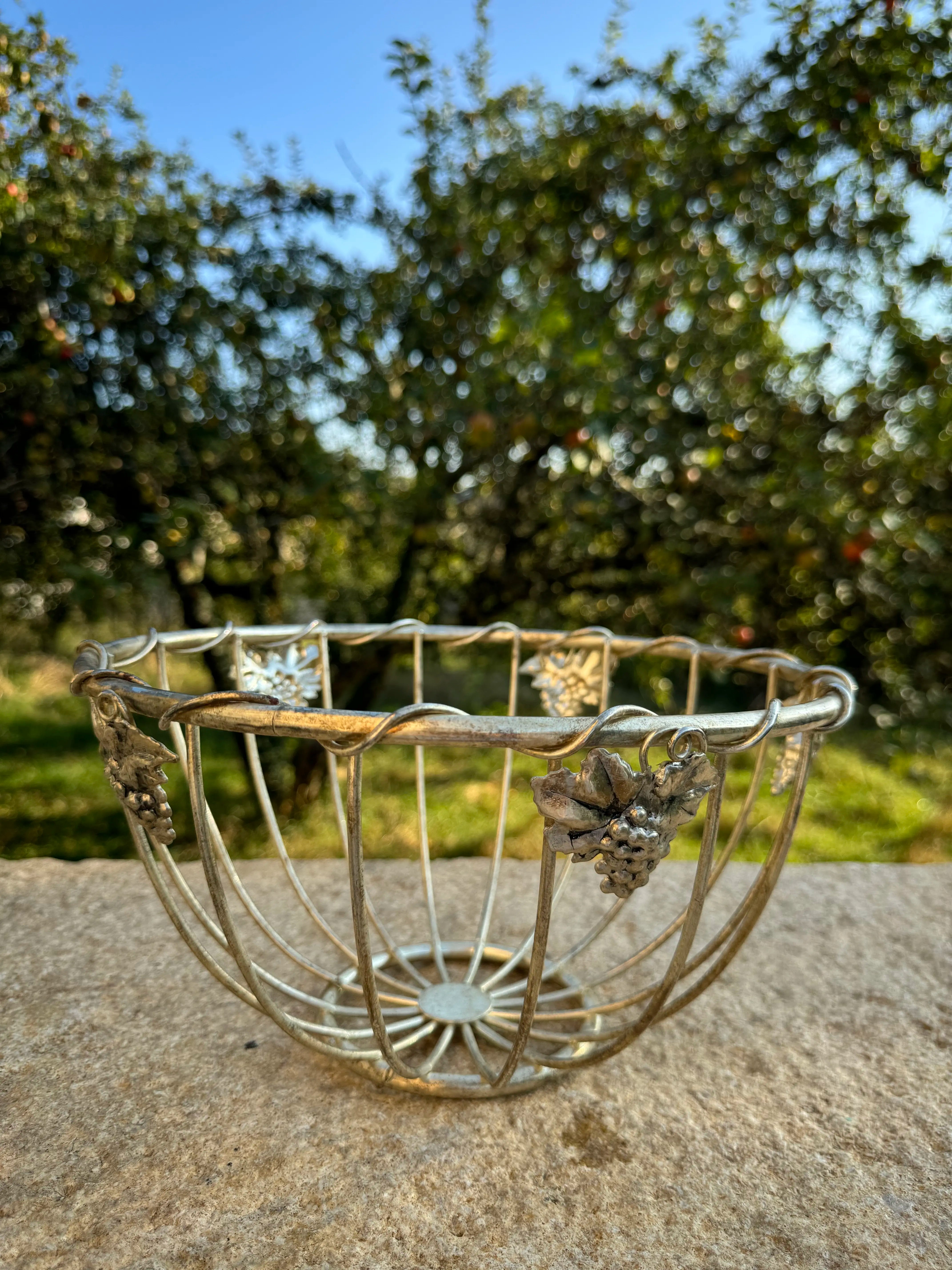 Panier décoratif en métal avec motifs de grappes de raisin