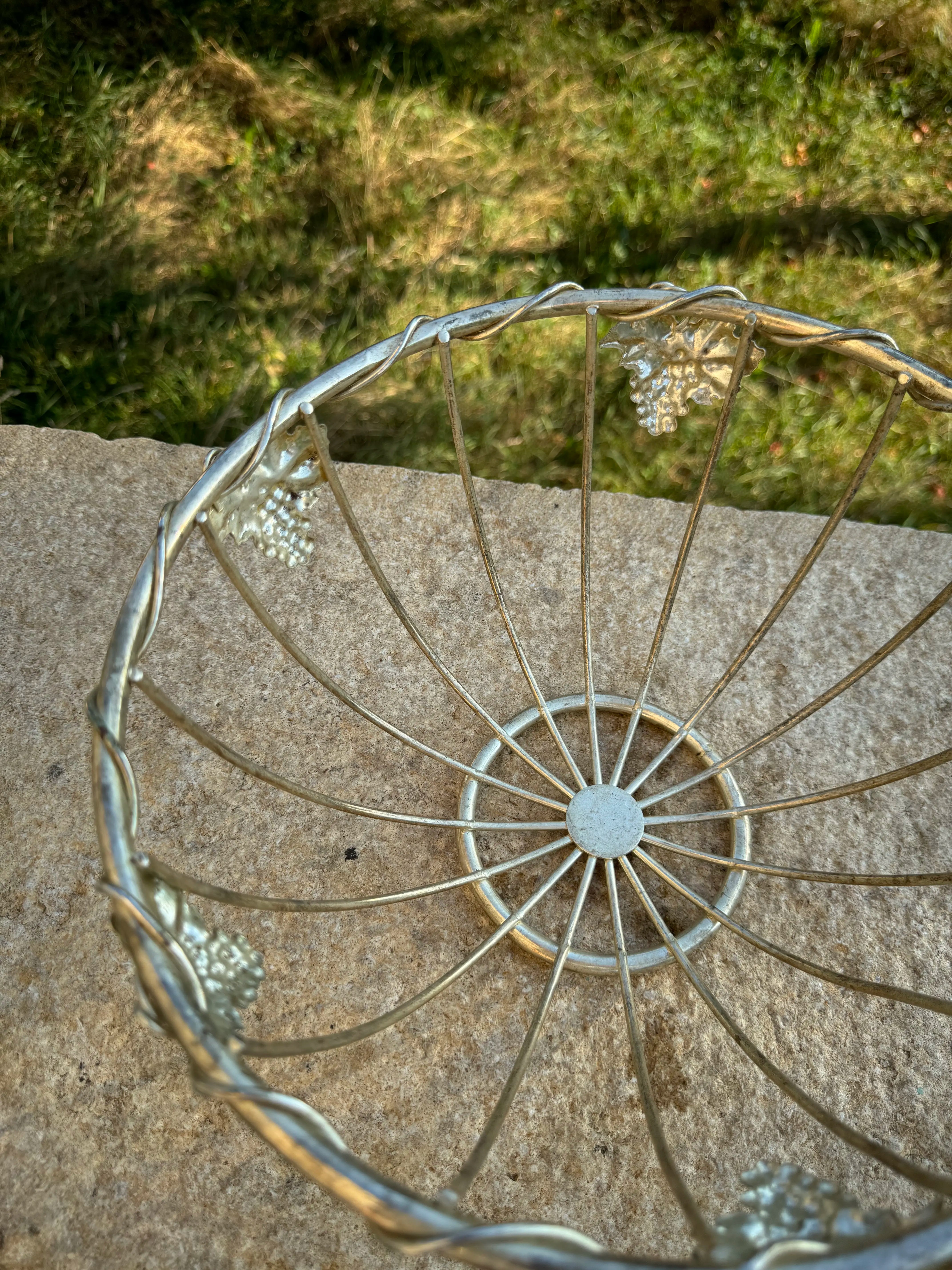 Panier décoratif en métal avec motifs de grappes de raisin