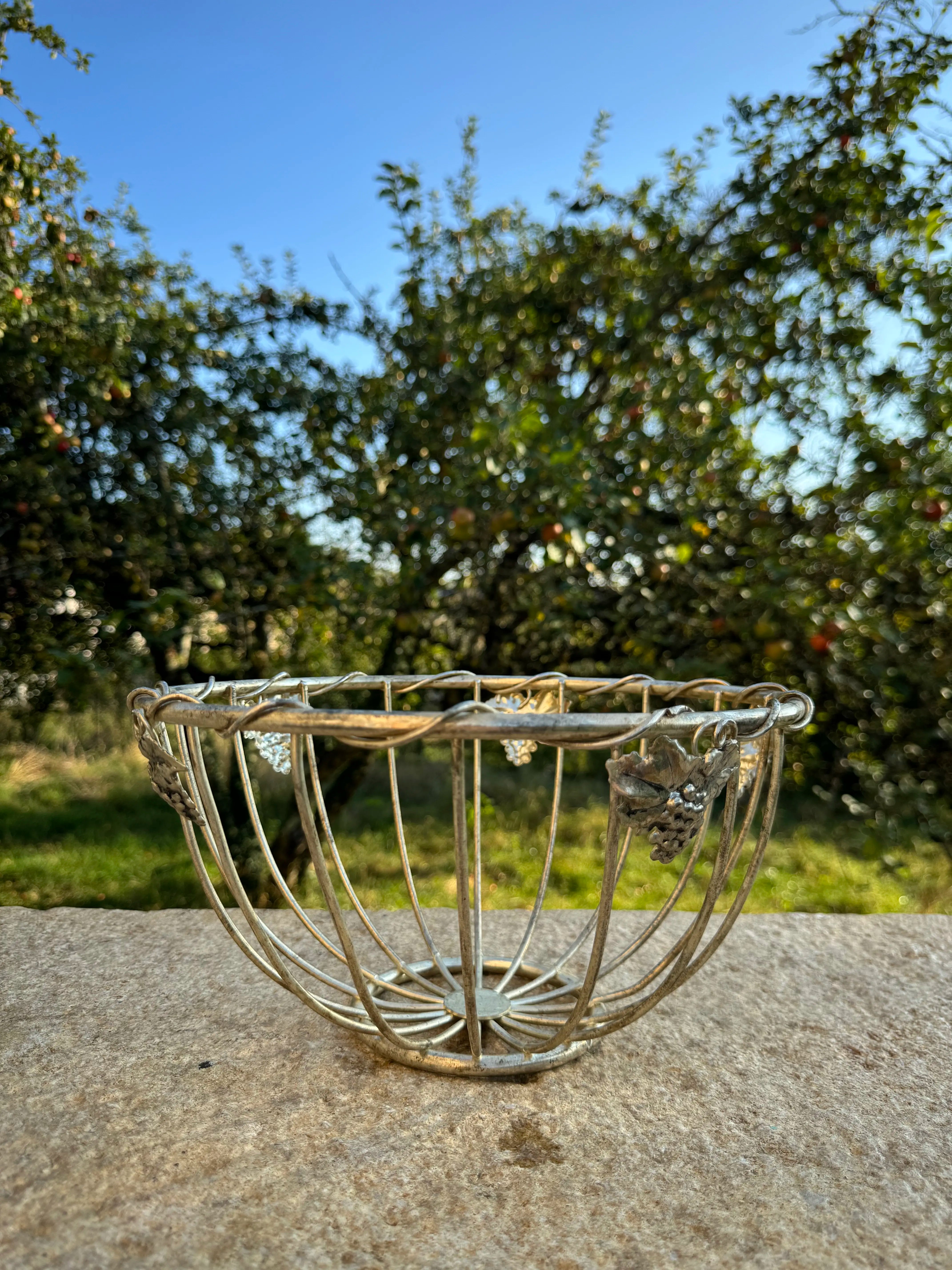 Panier décoratif en métal avec motifs de grappes de raisin