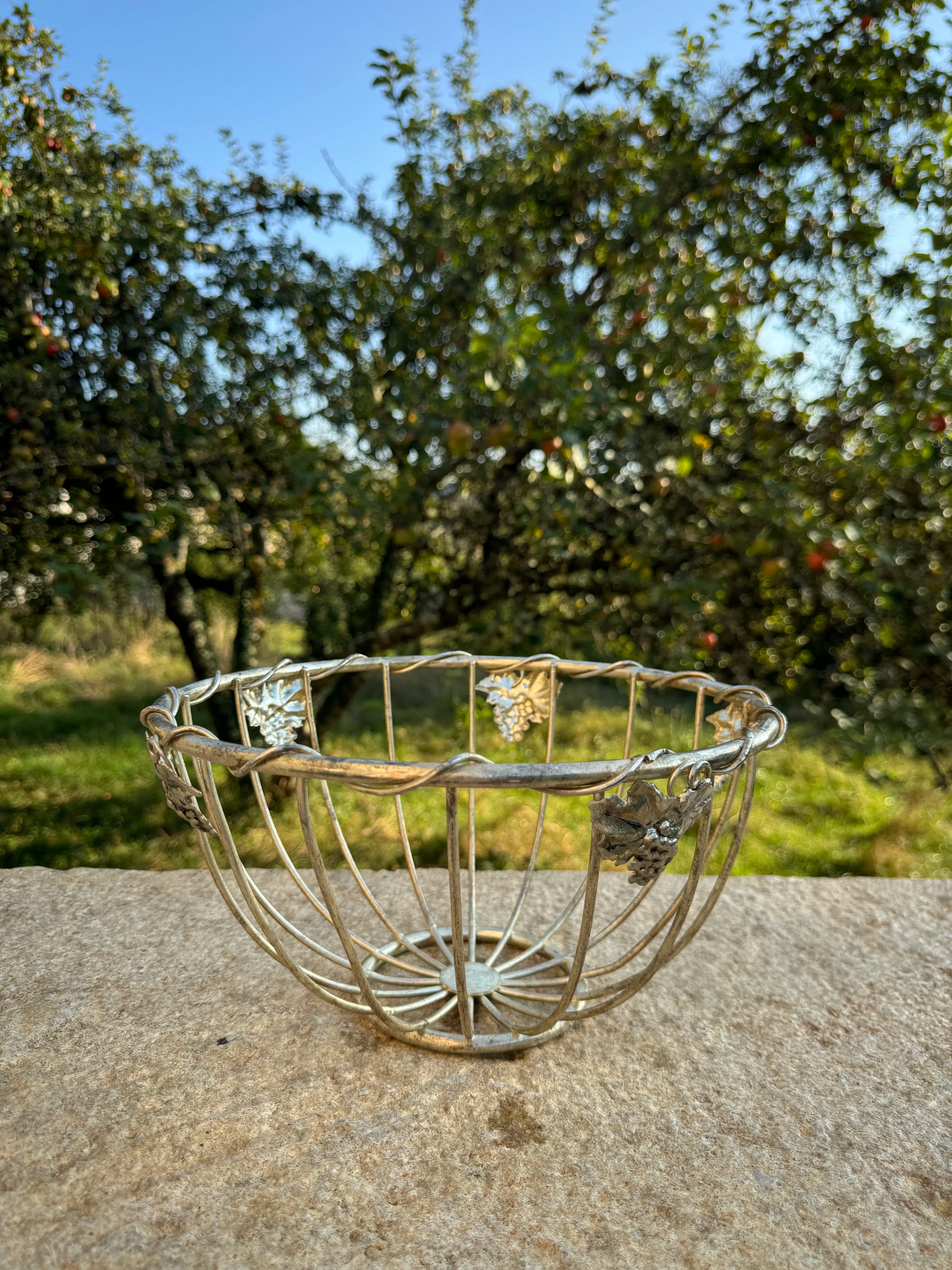 Panier décoratif en métal avec motifs de grappes de raisin