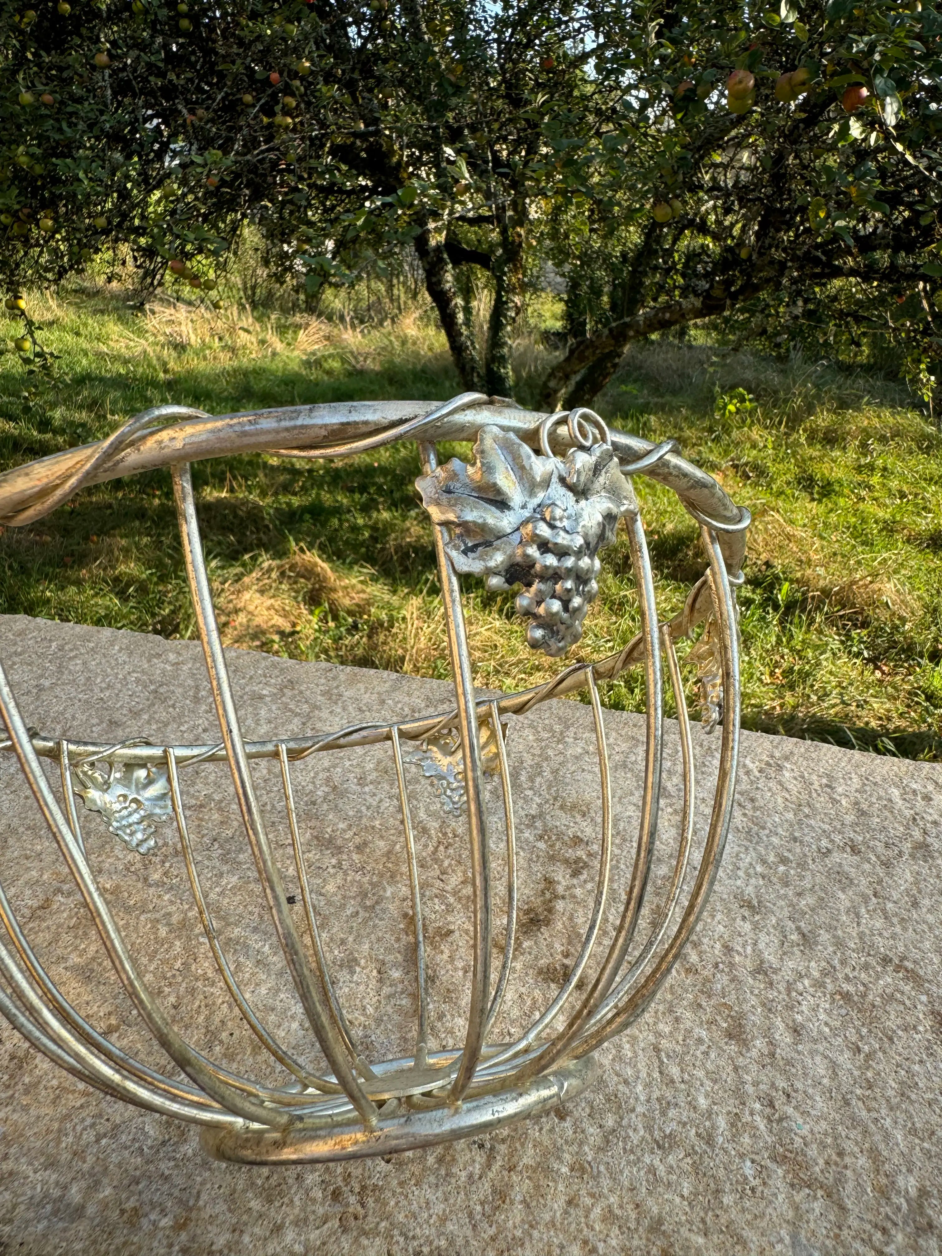 Panier décoratif en métal avec motifs de grappes de raisin