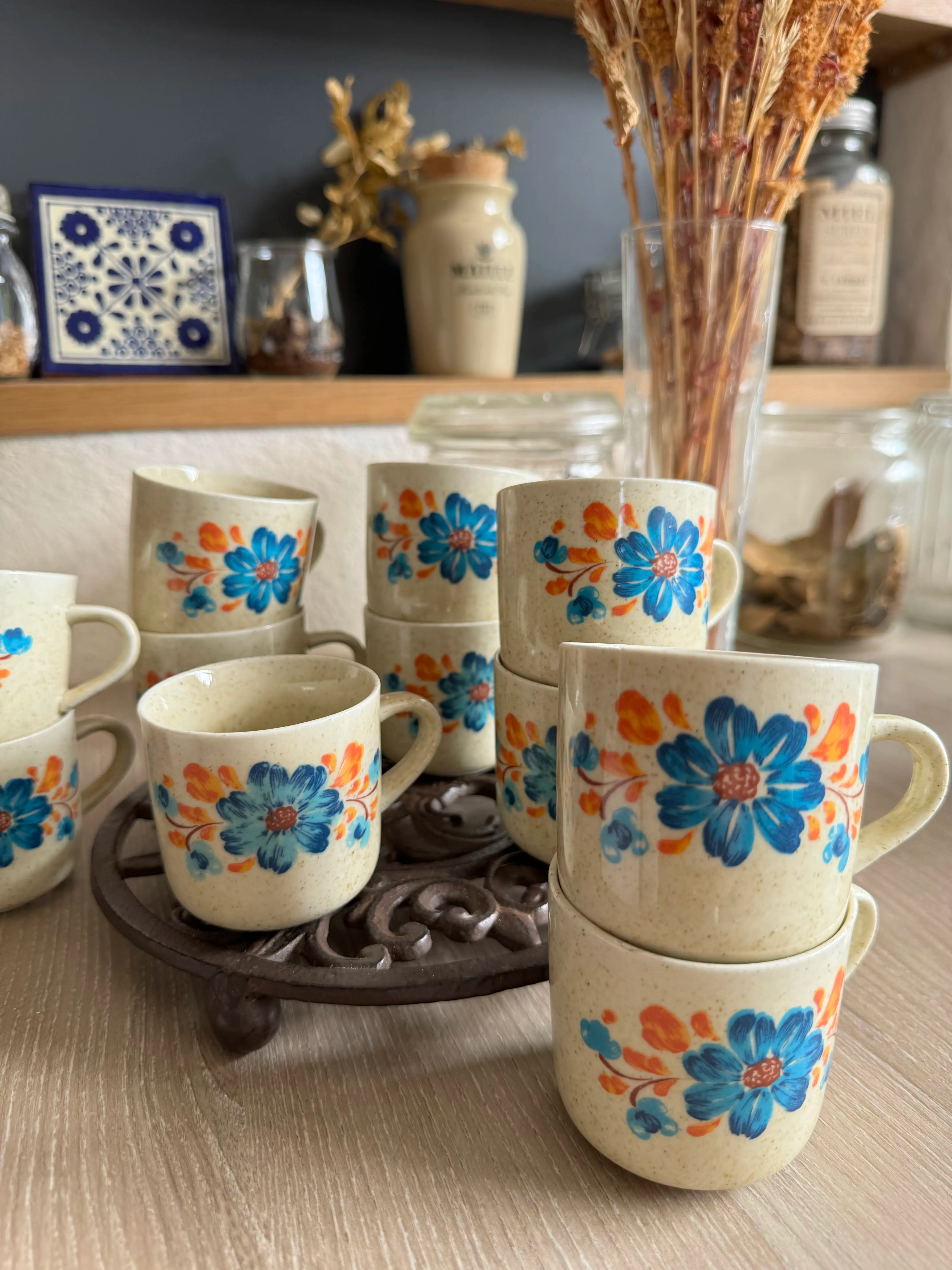 11 tasses vintage à fleurs