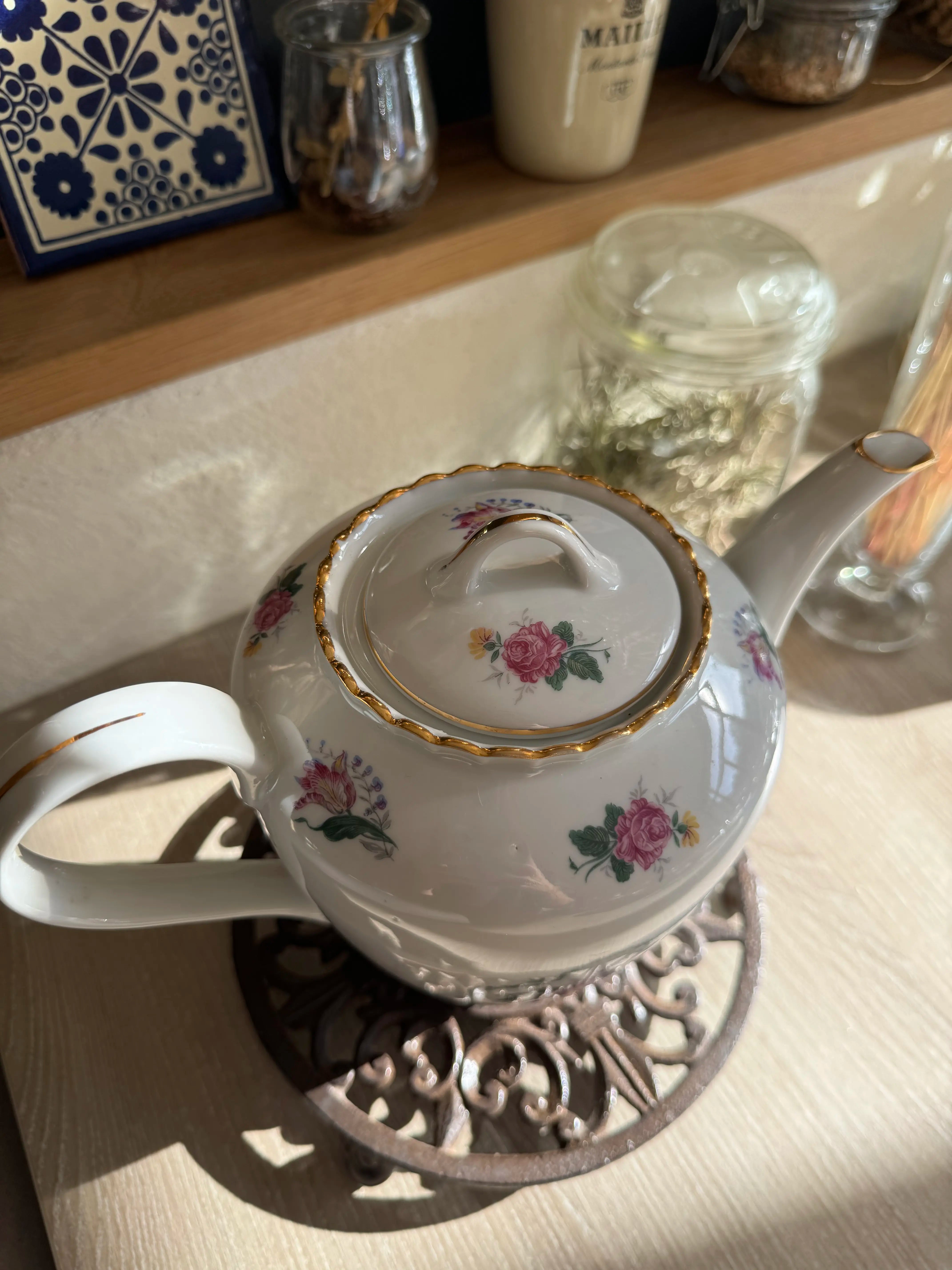 Théière vintage en porcelaine à motif floral doré