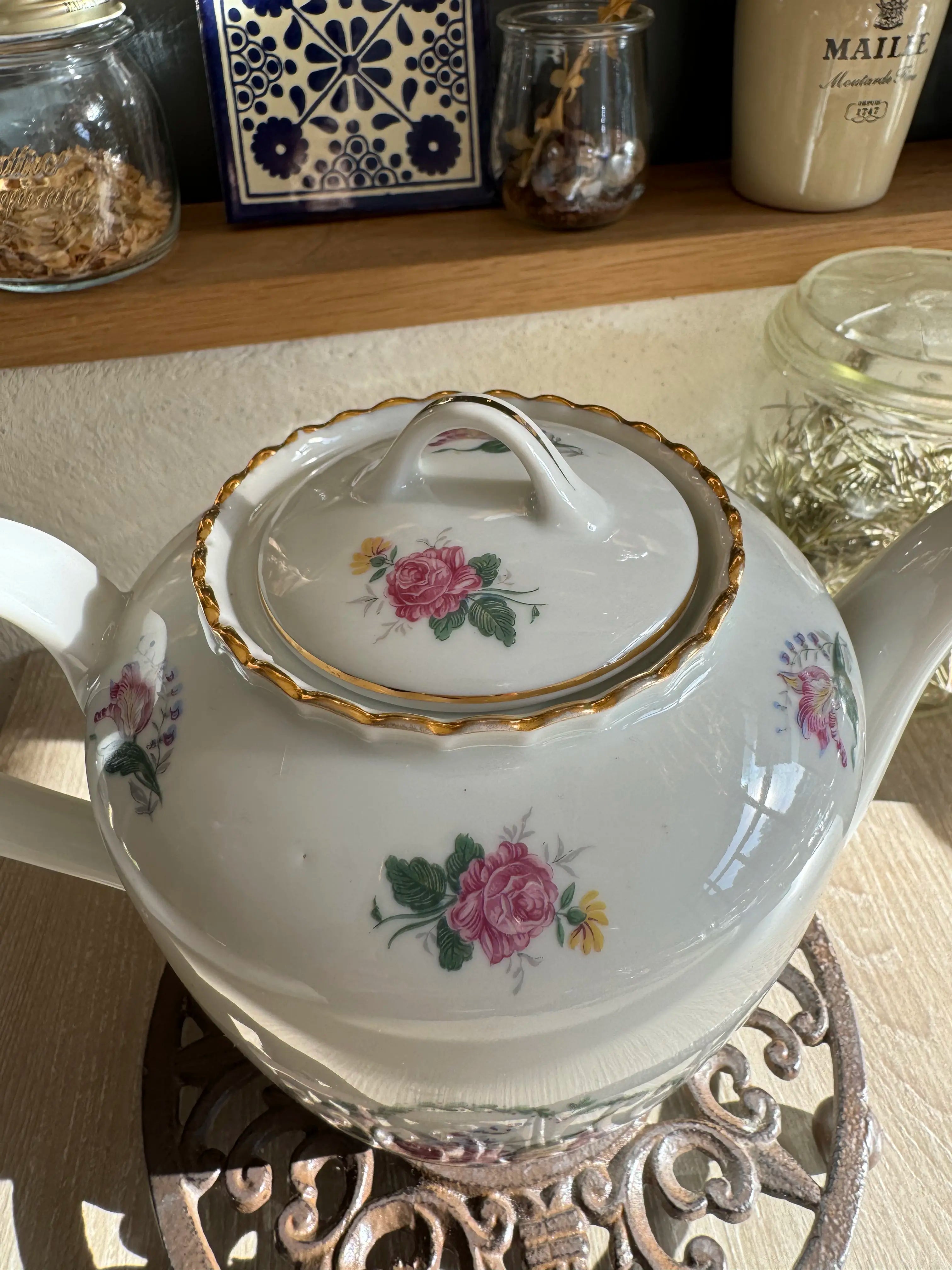 Théière vintage en porcelaine à motif floral doré