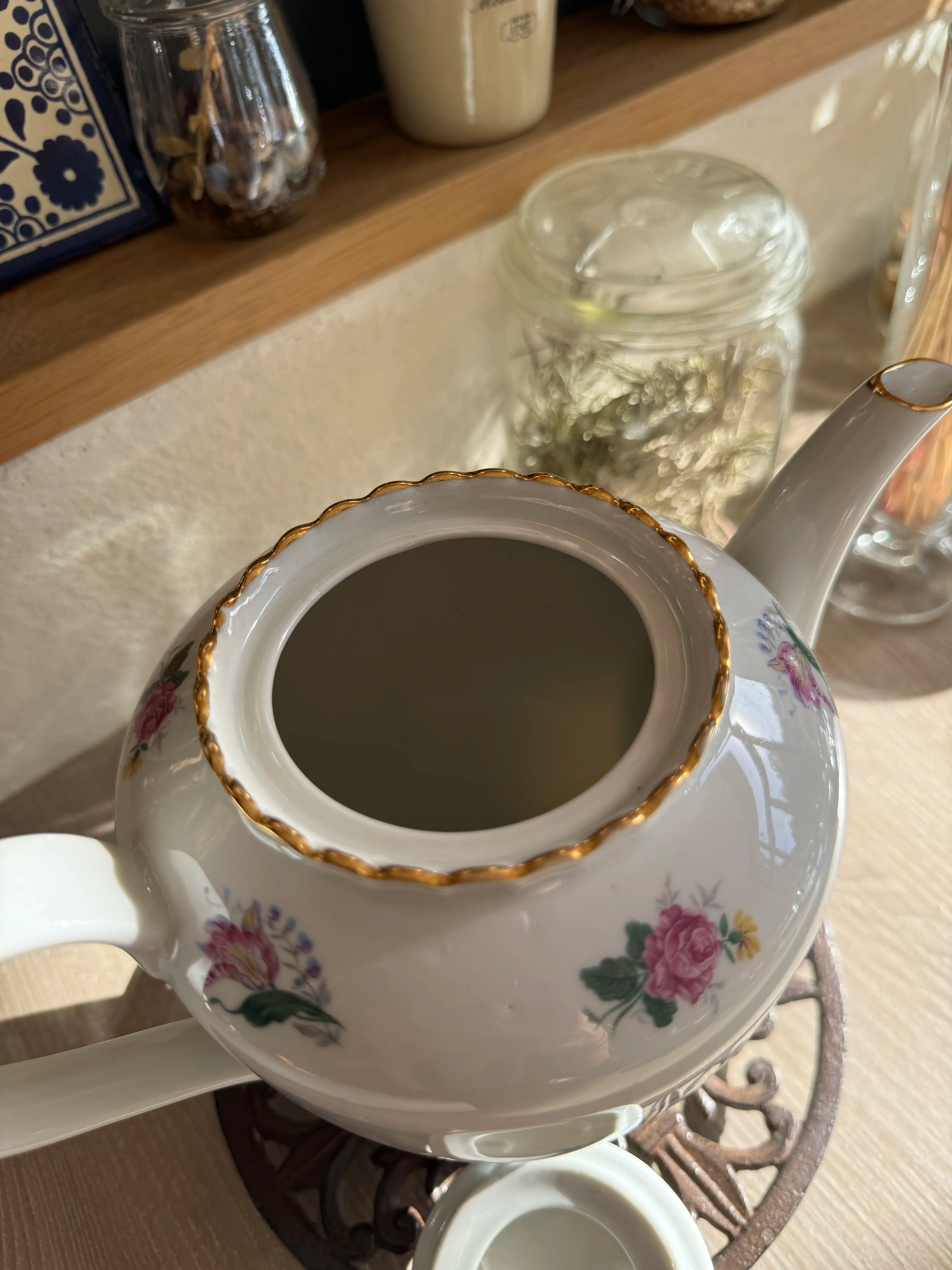 Théière vintage en porcelaine à motif floral doré