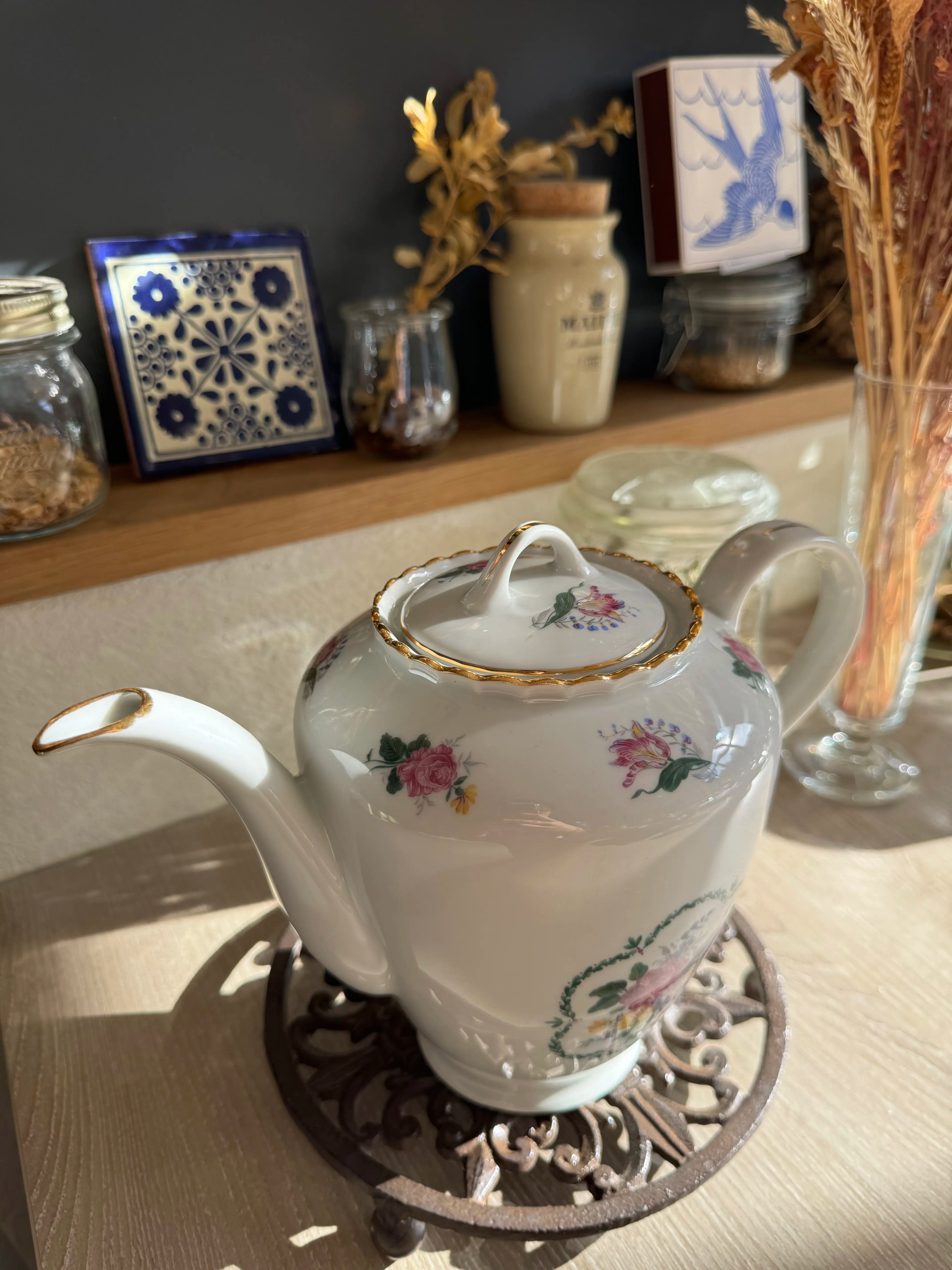 Théière vintage en porcelaine à motif floral doré