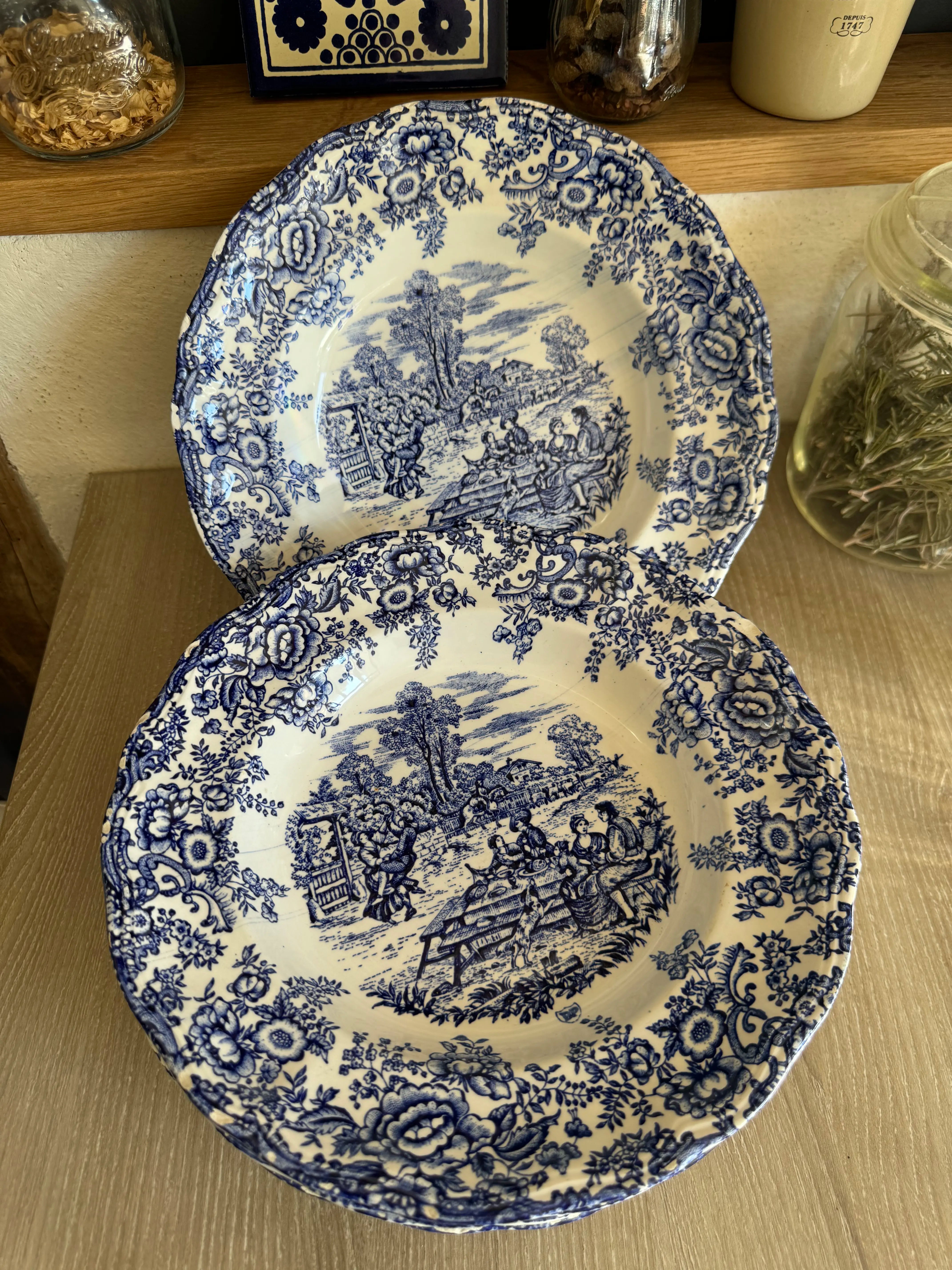 Assiettes creuses anciennes en faïence bleu et blanc, style pastoral