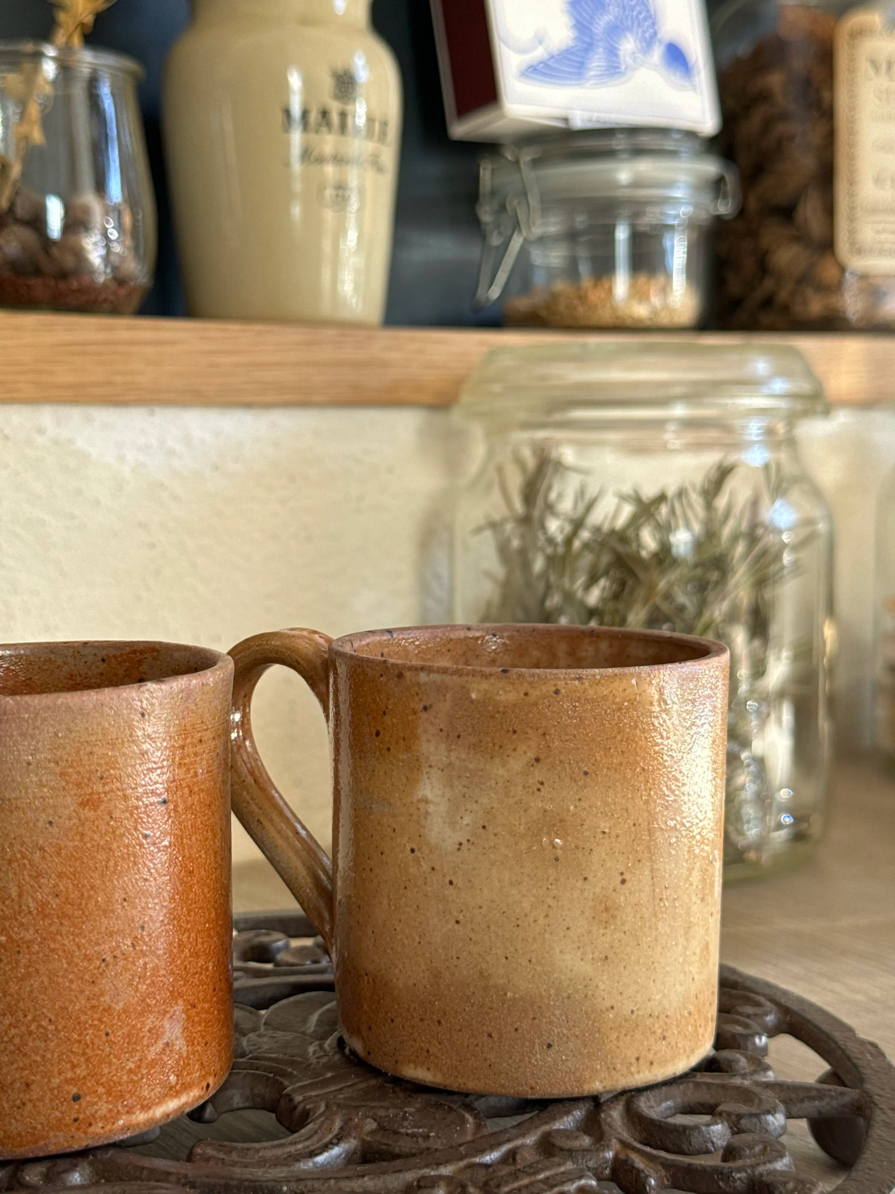 Deux tasses artisanales rustique