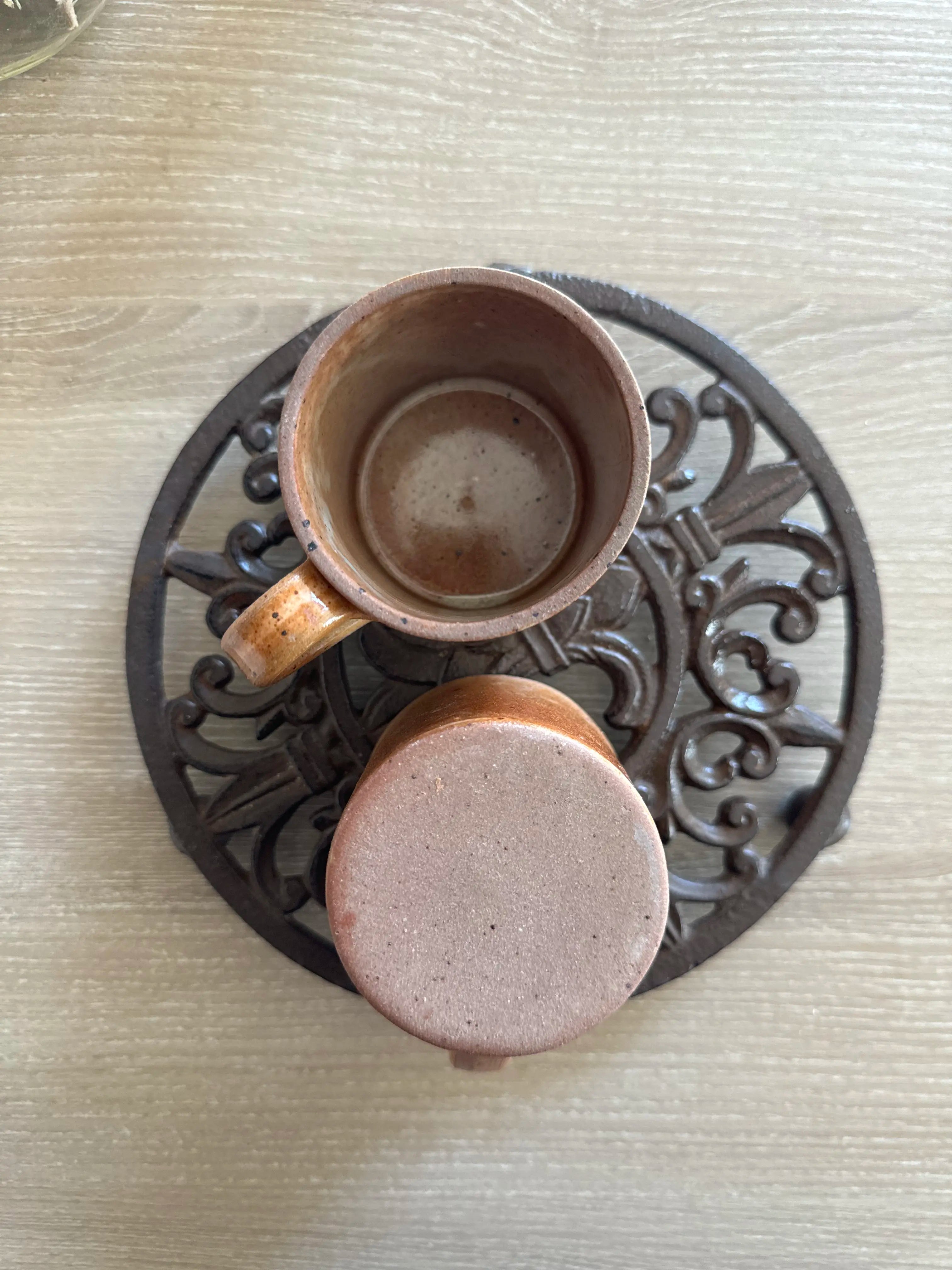 Deux tasses artisanales rustique