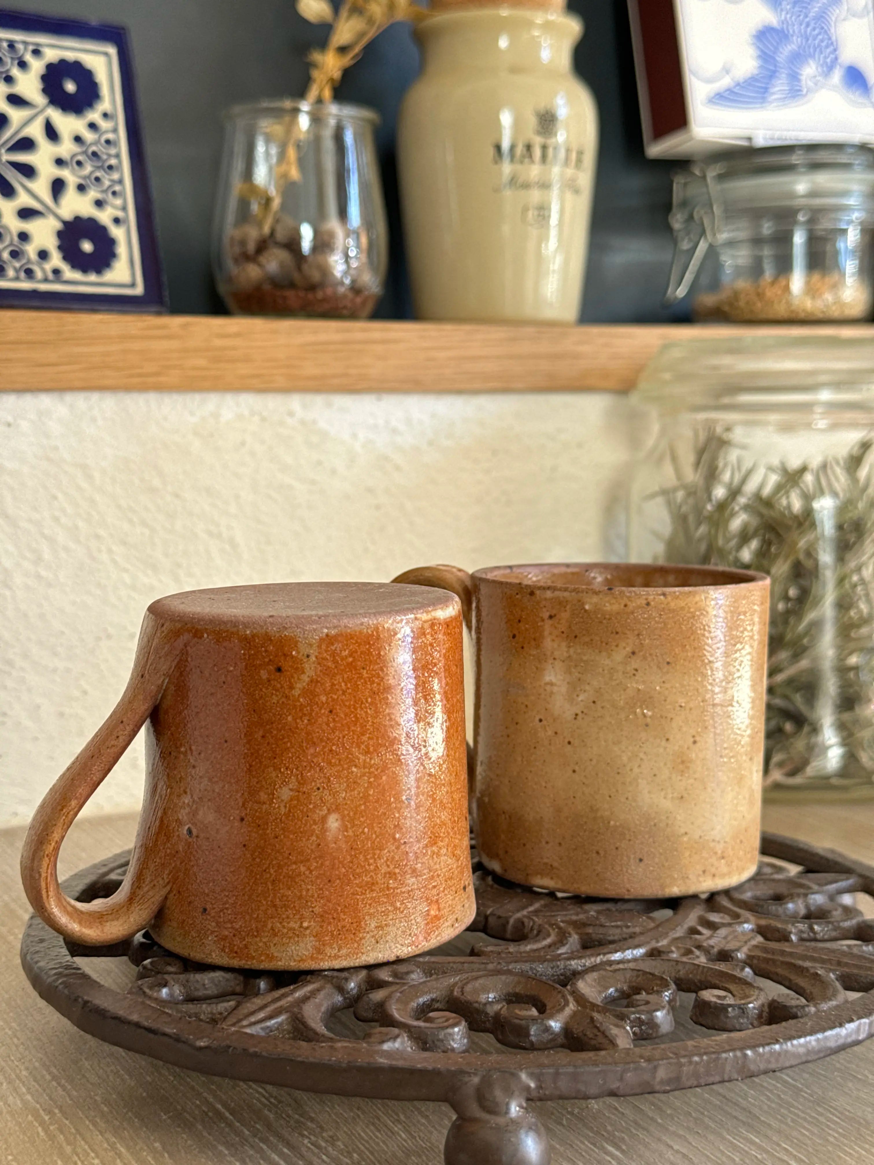 Deux tasses artisanales rustique