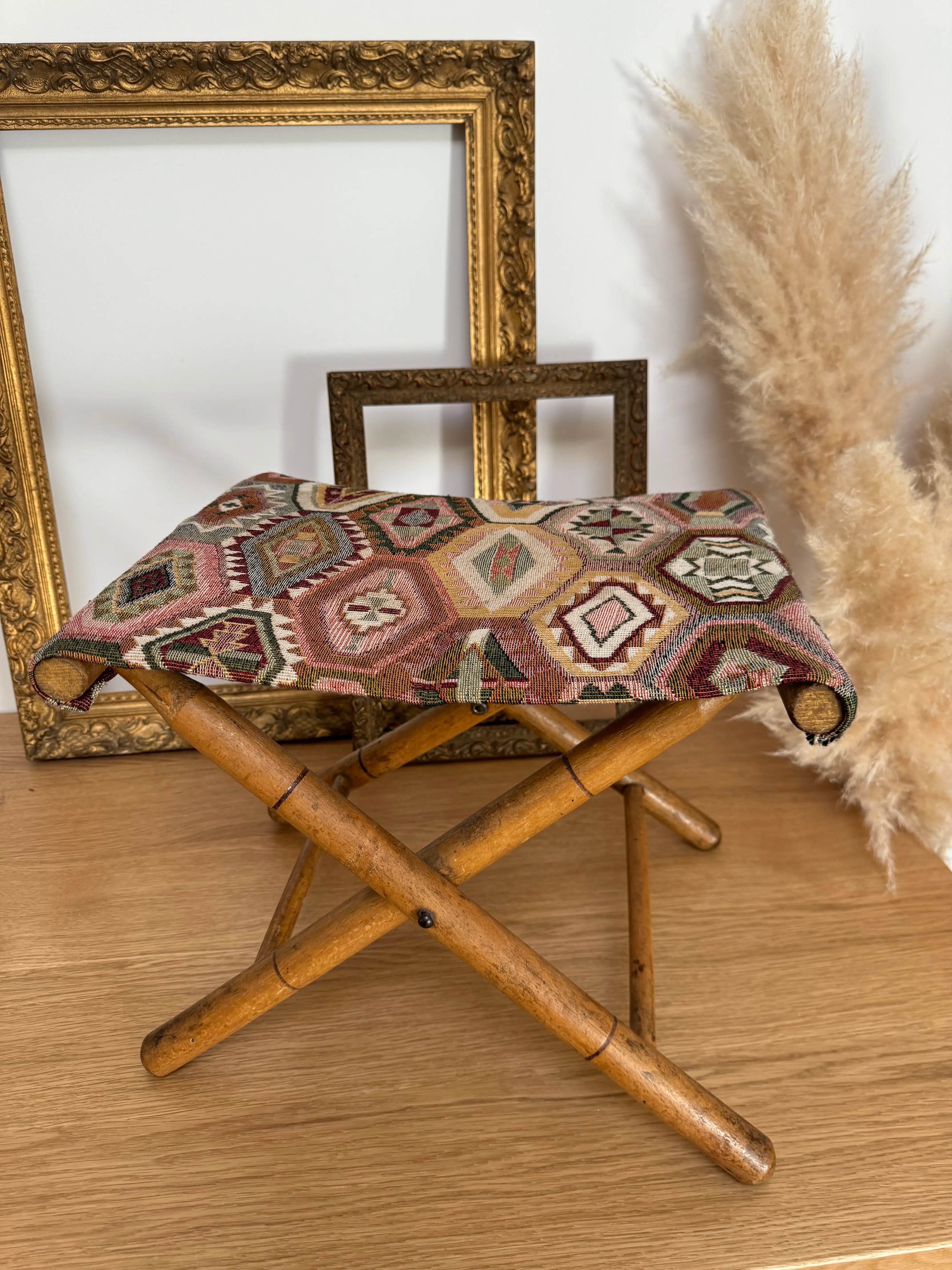 Tabouret pliant vintage en bois et tissu éthnique