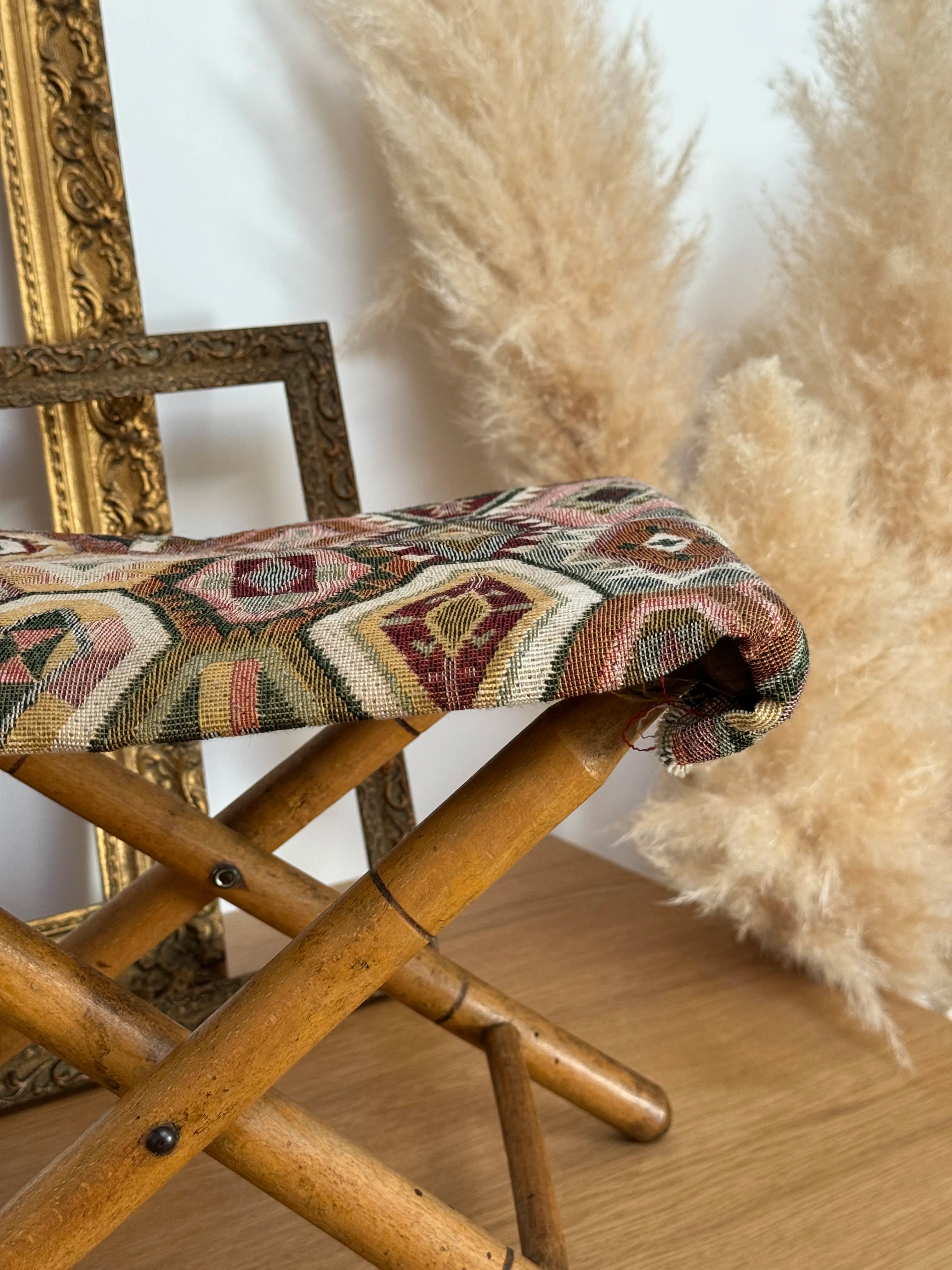 Tabouret pliant vintage en bois et tissu éthnique