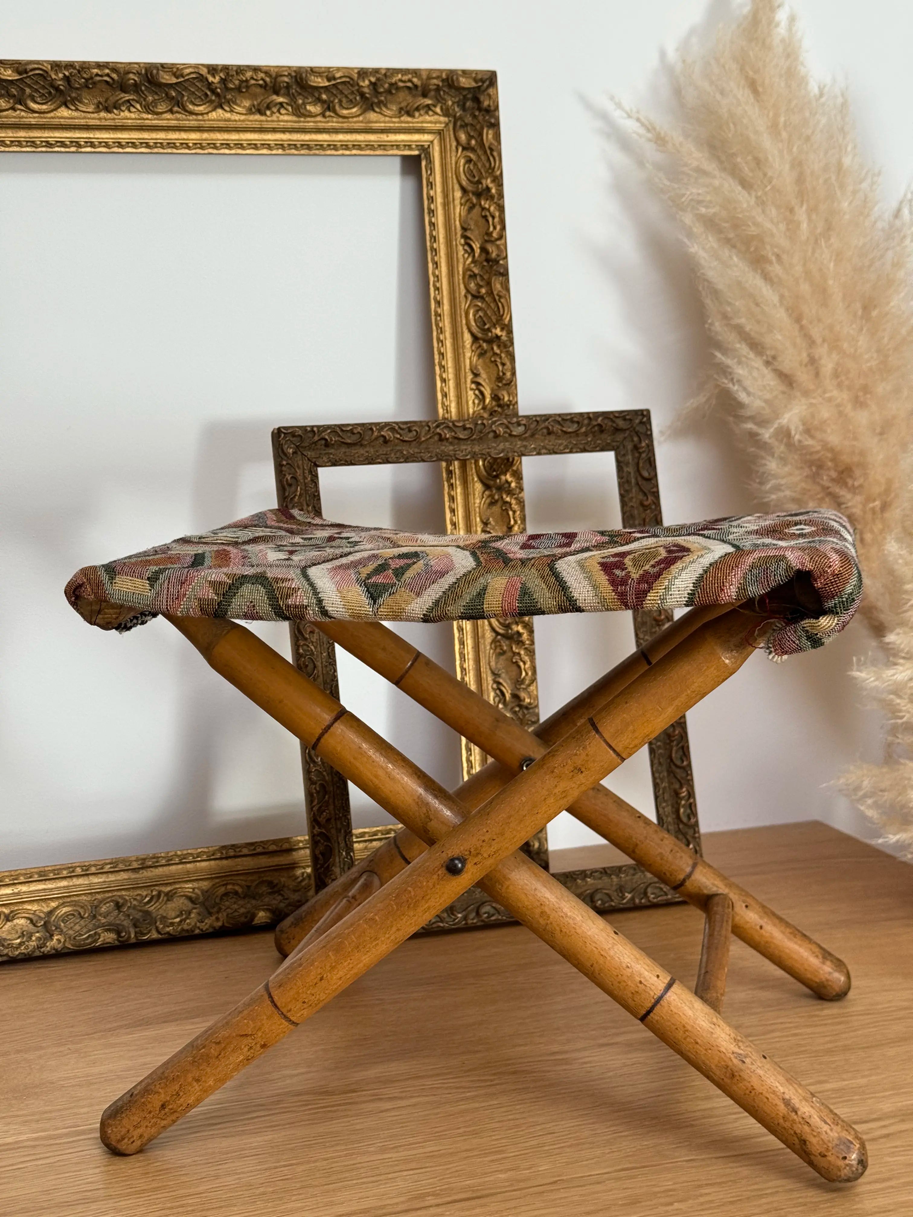 Tabouret pliant vintage en bois et tissu éthnique