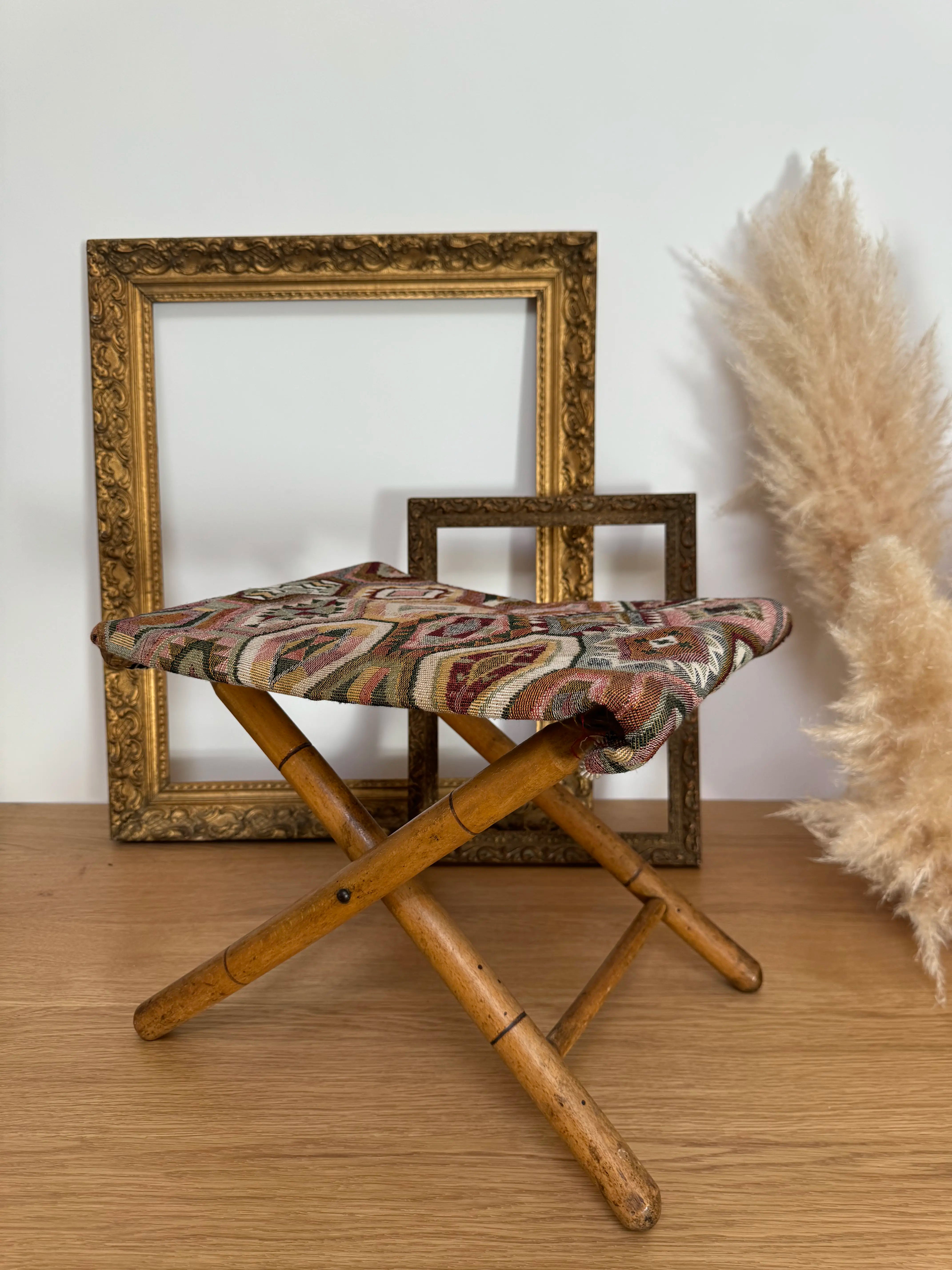 Tabouret pliant vintage en bois et tissu éthnique