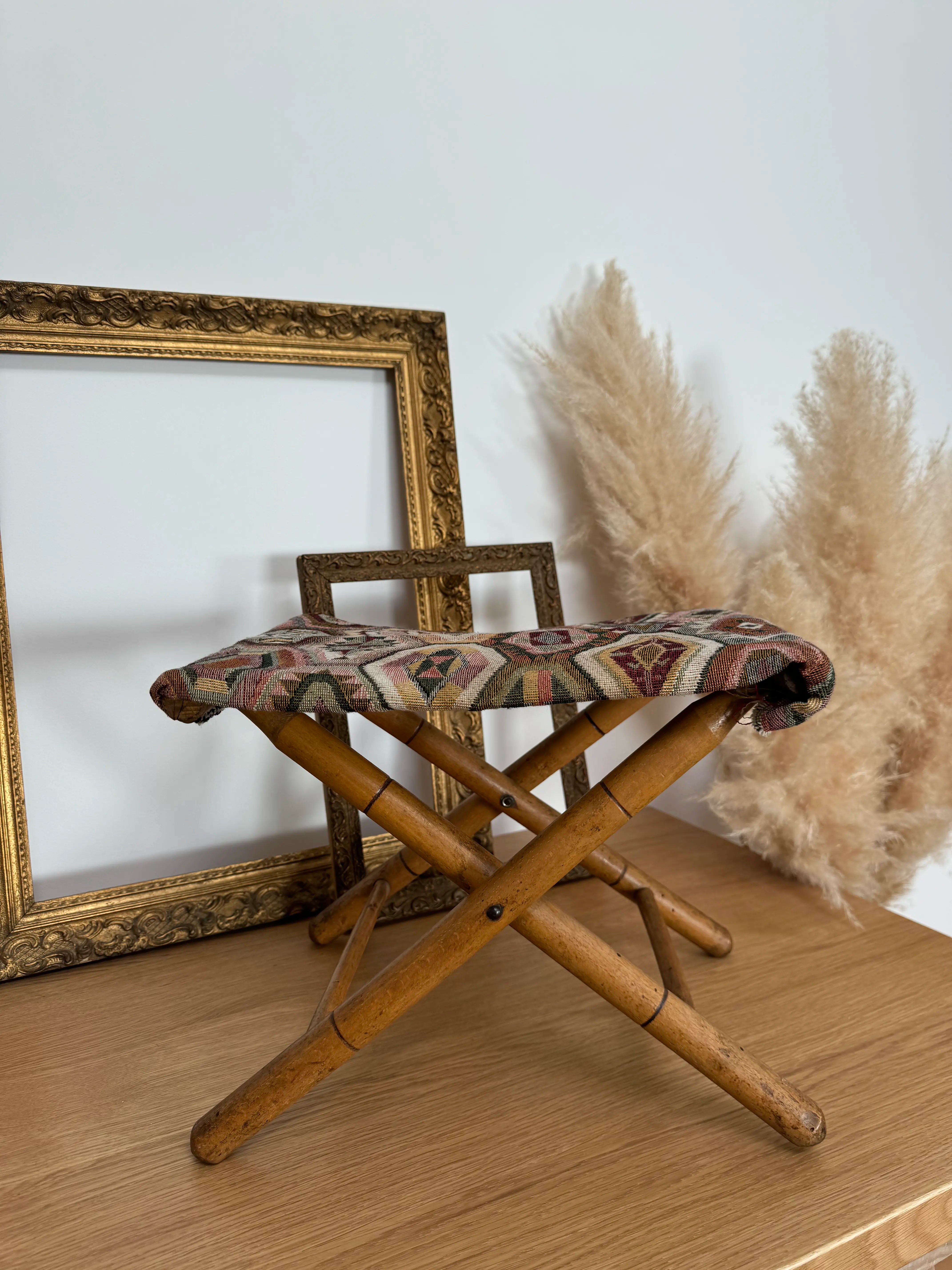 Tabouret pliant vintage en bois et tissu éthnique