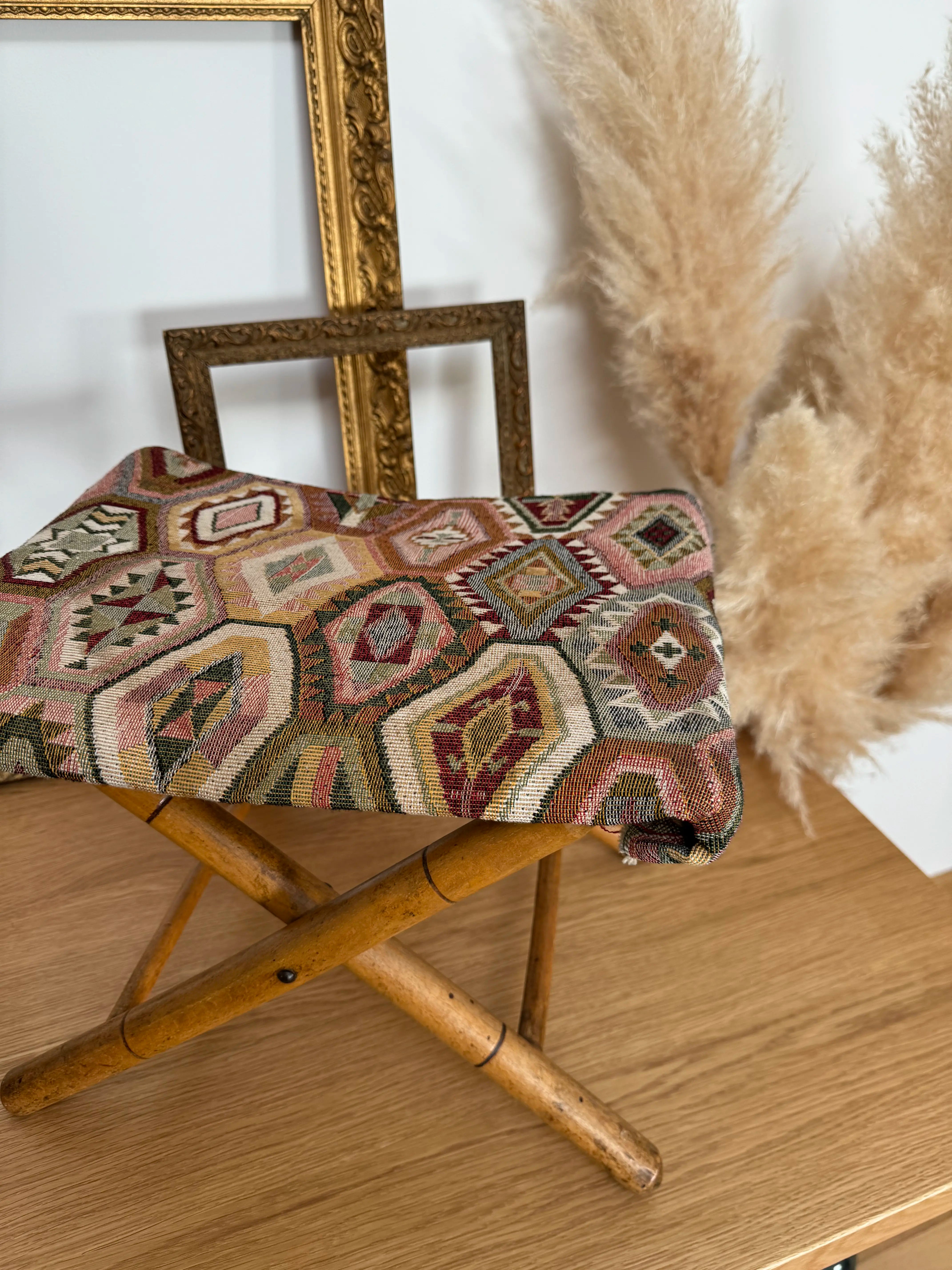 Tabouret pliant vintage en bois et tissu éthnique