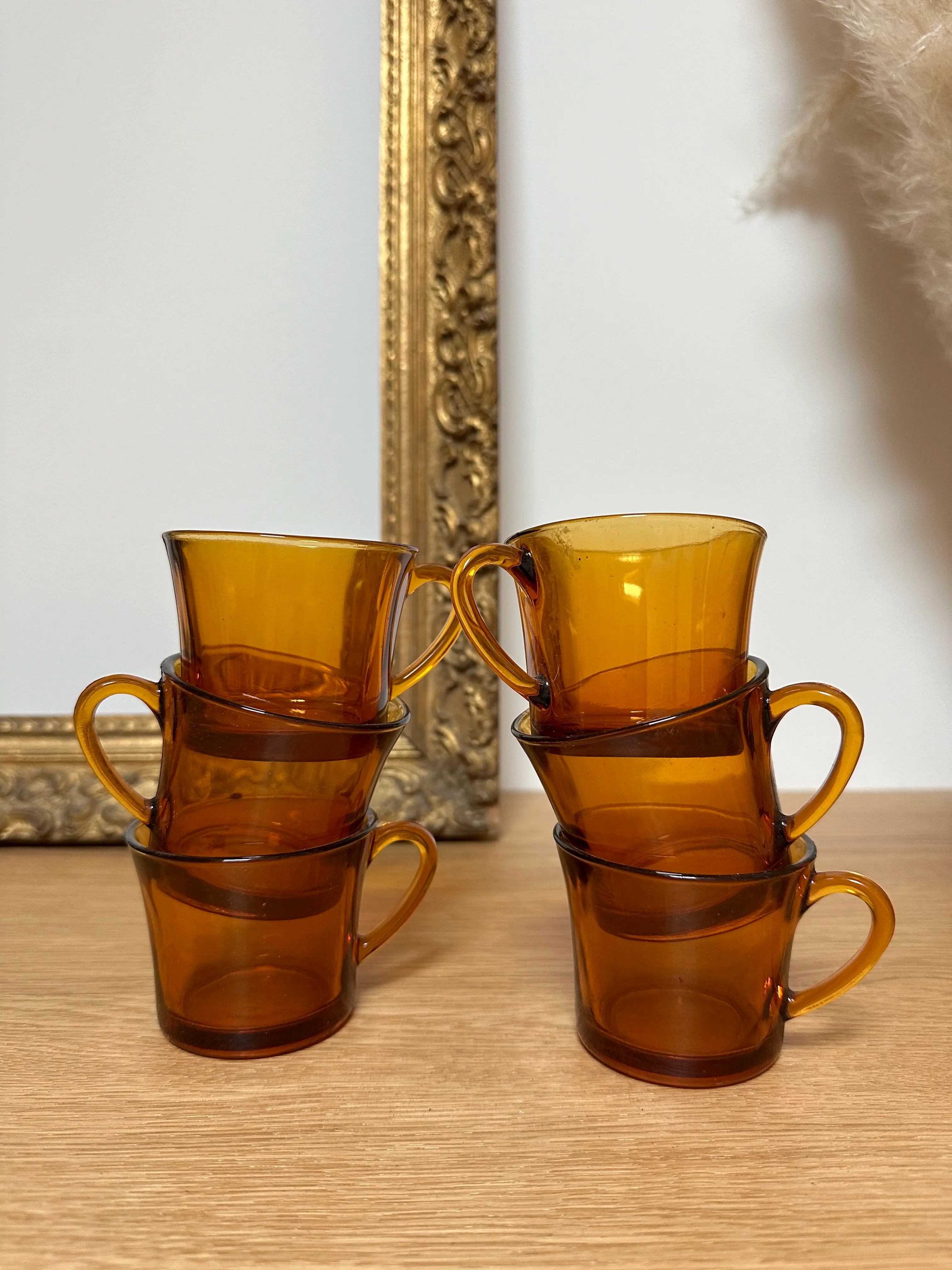 Tasses vintage en verre ambré