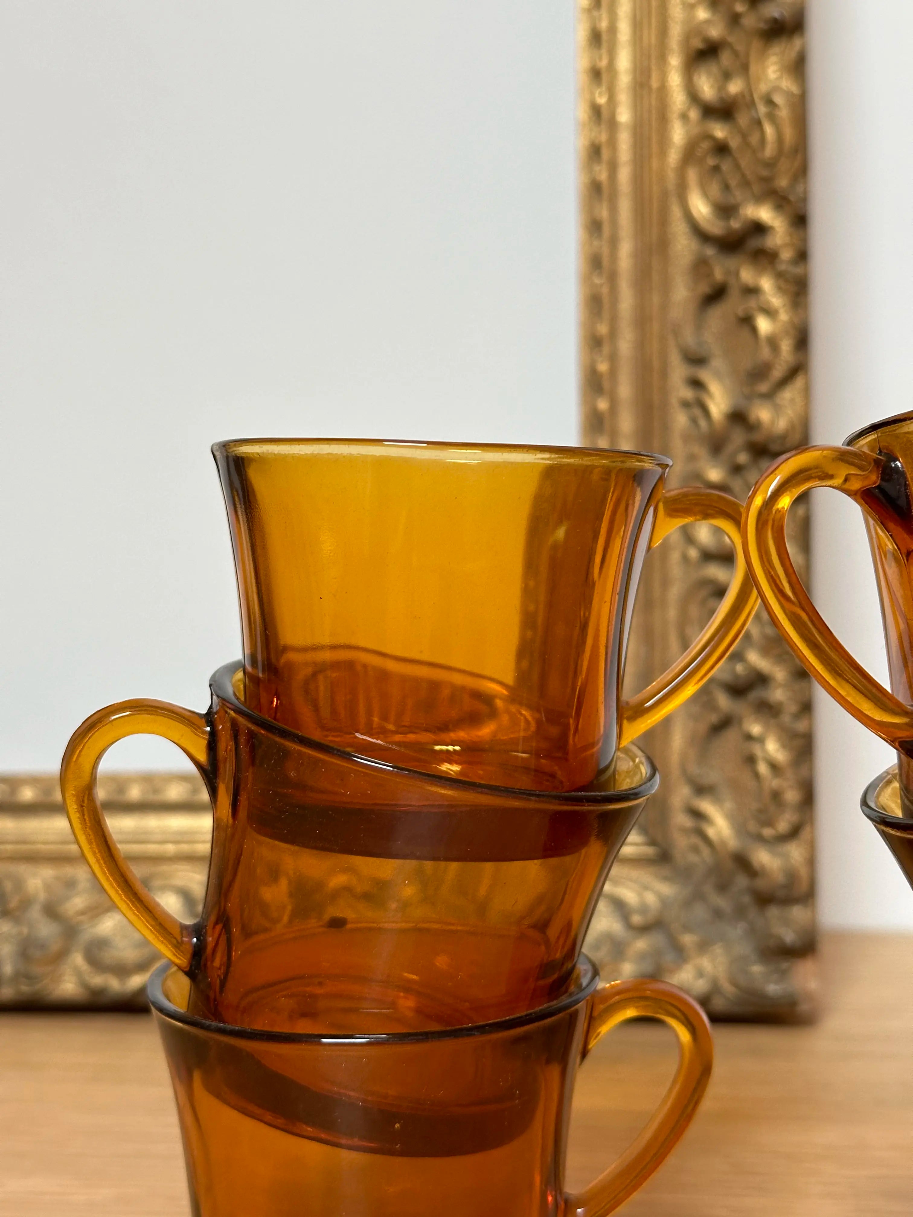 Tasses vintage en verre ambré