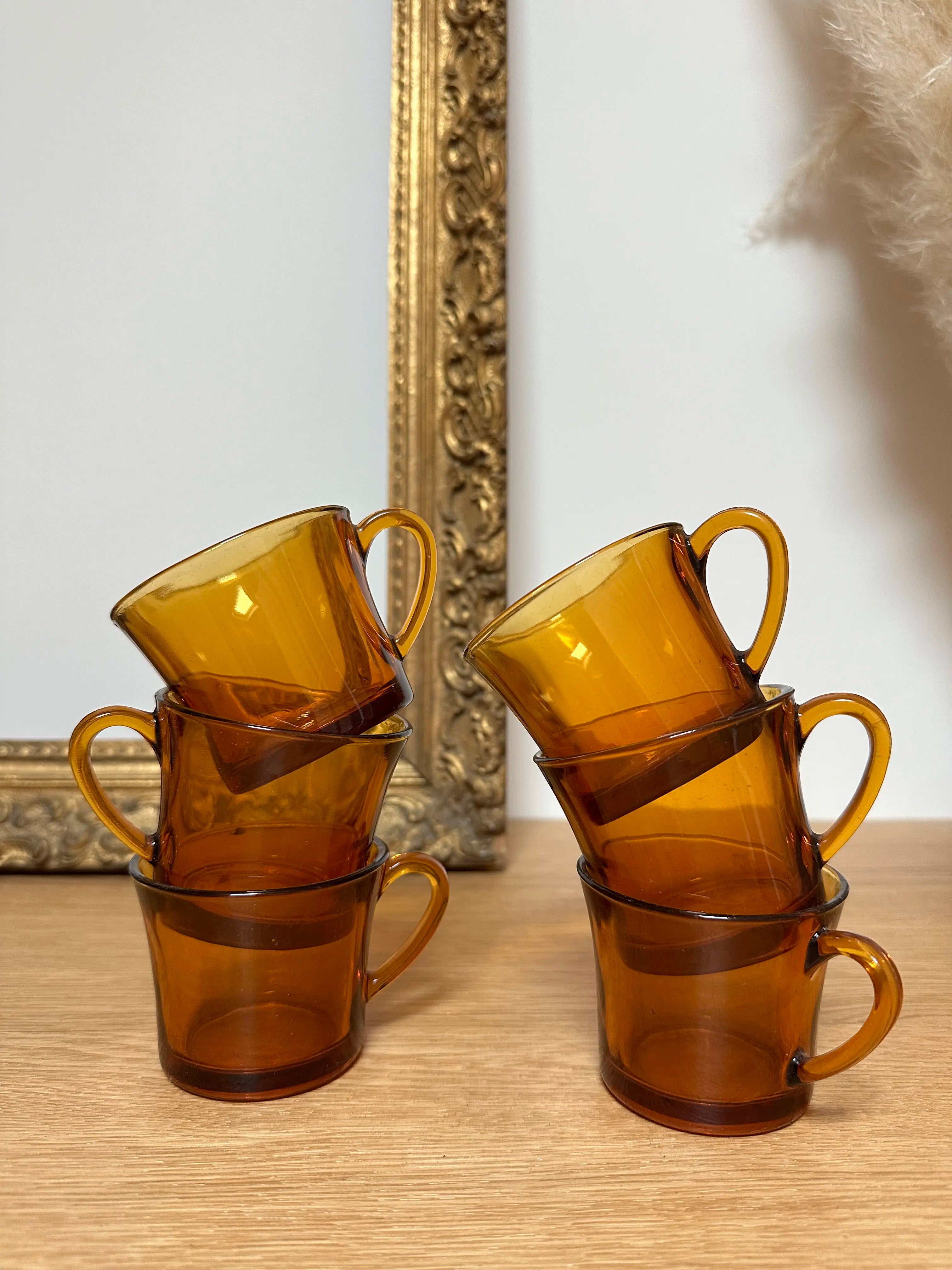 Tasses vintage en verre ambré