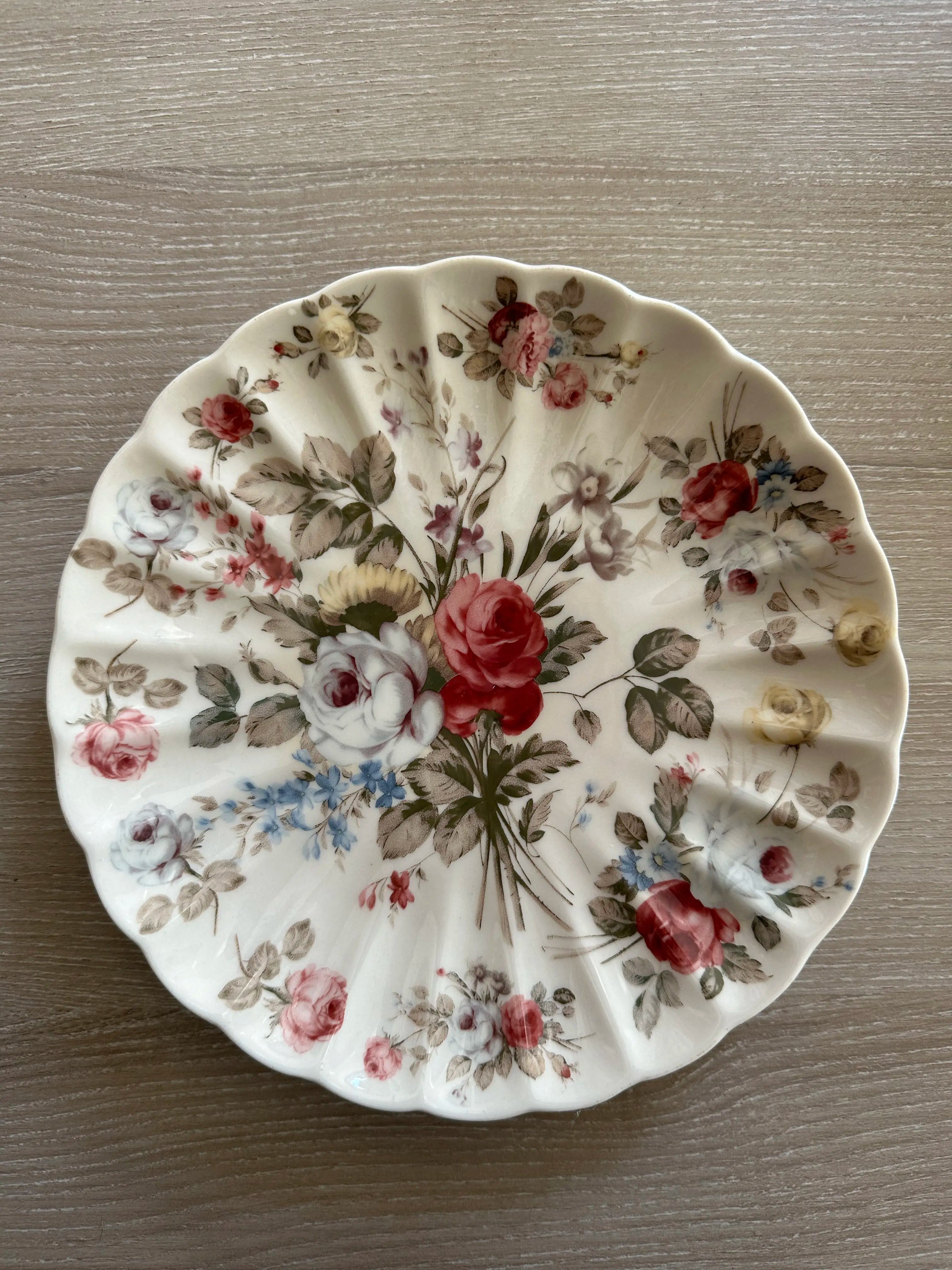 Assiette florale vintage en porcelaine Krömer