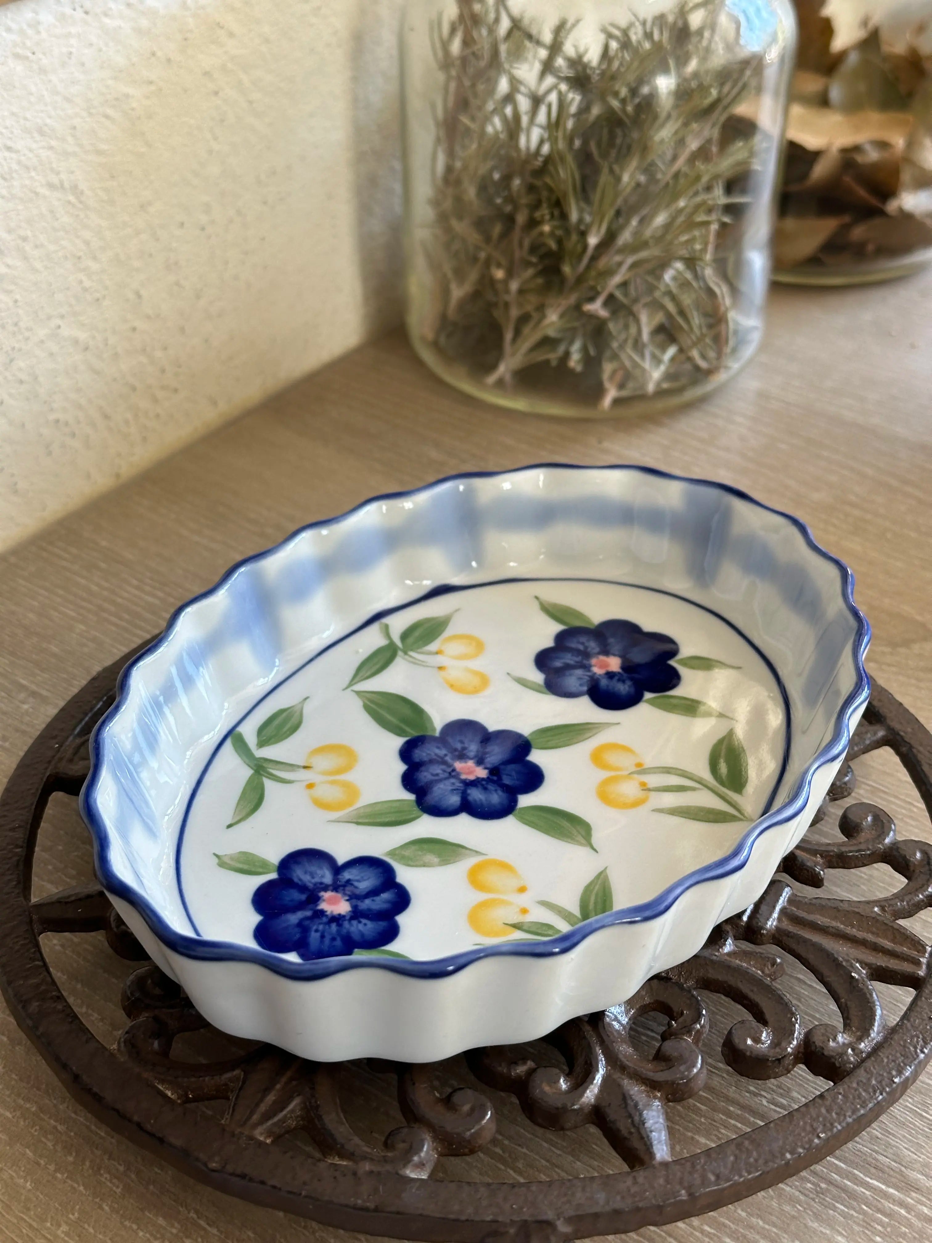 Petit plat ovale en céramique aux motifs floraux