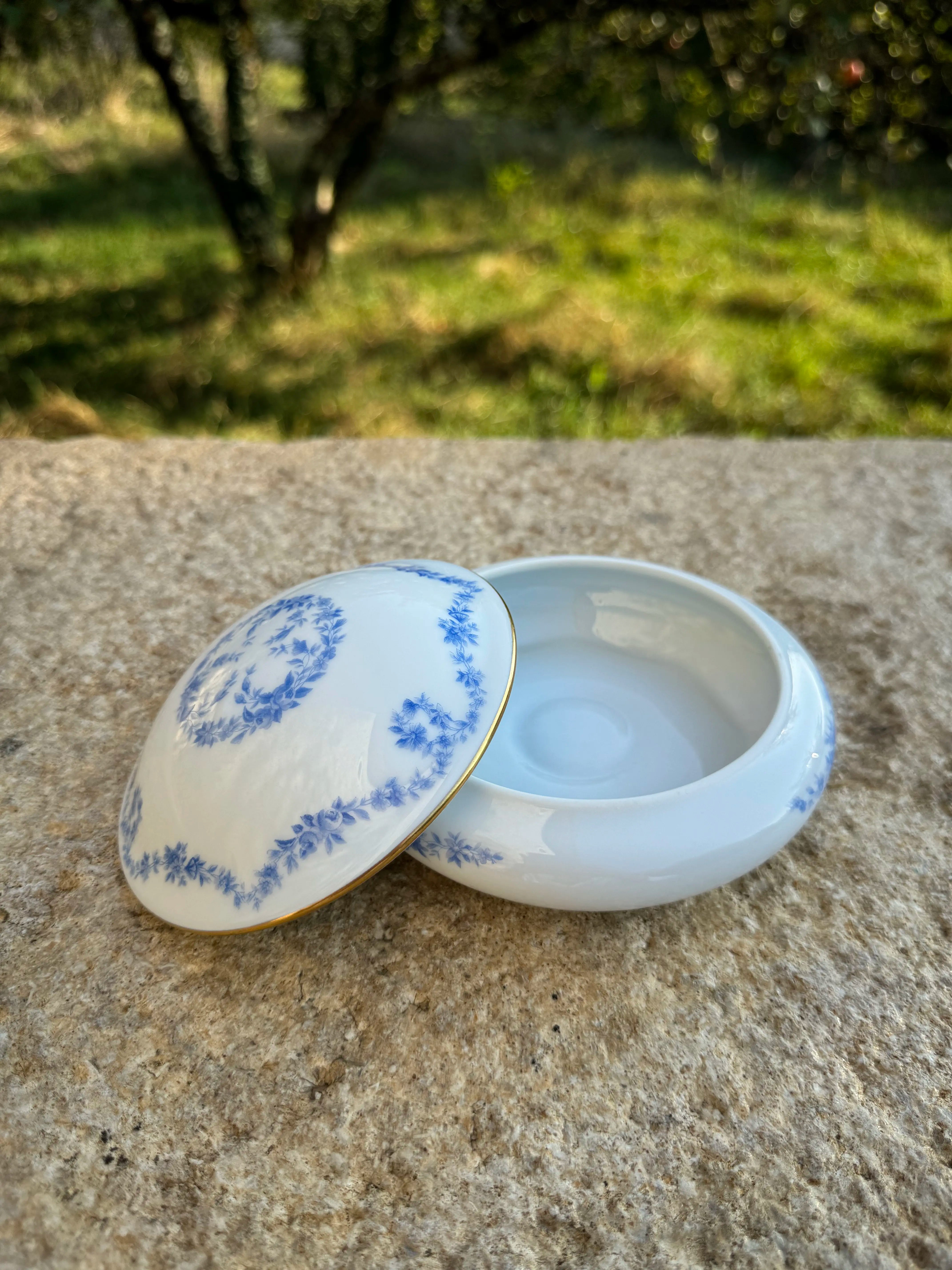 Boîte en porcelaine de Limoges