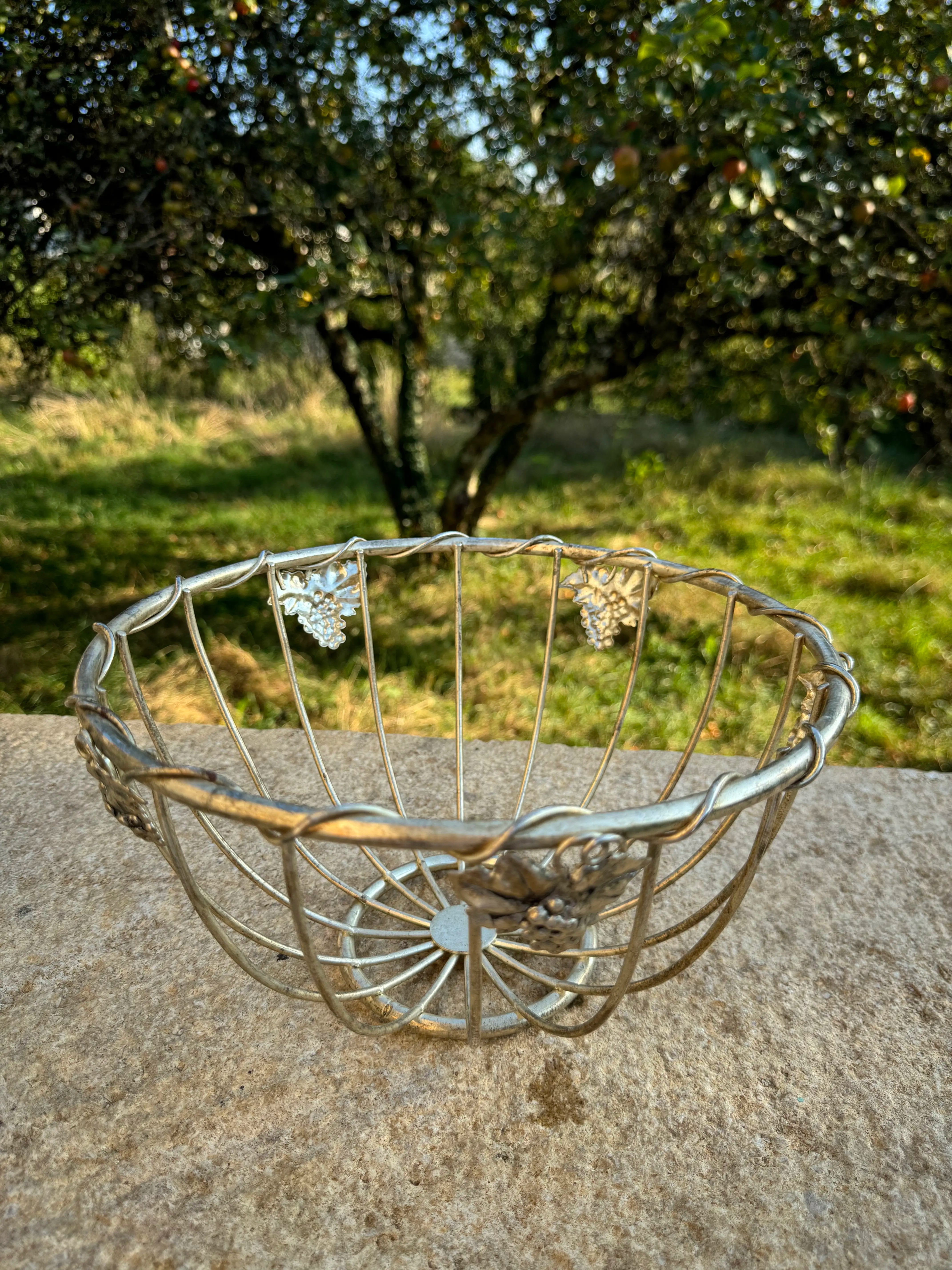 Panier décoratif en métal avec motifs de grappes de raisin