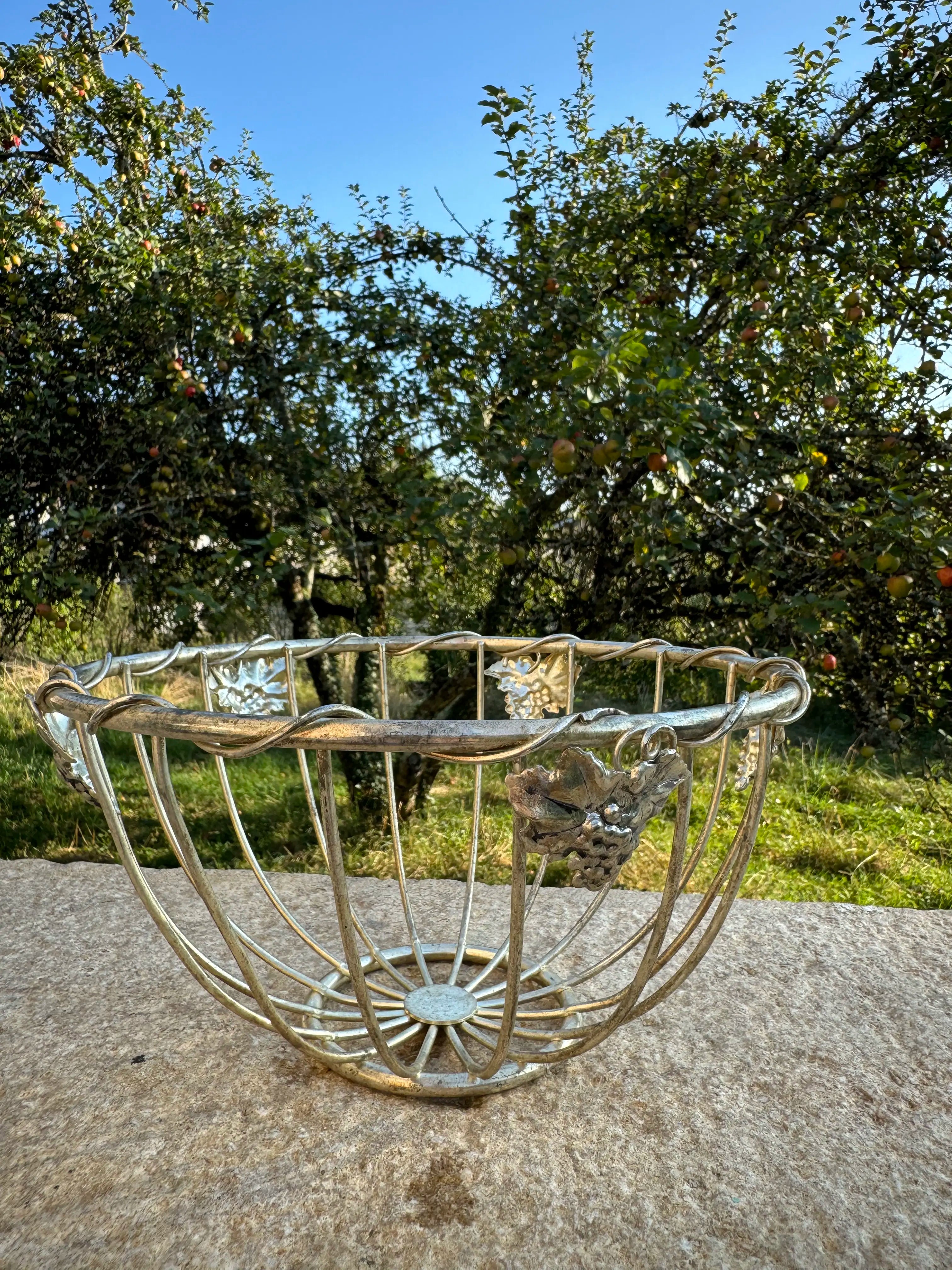 Panier décoratif en métal avec motifs de grappes de raisin