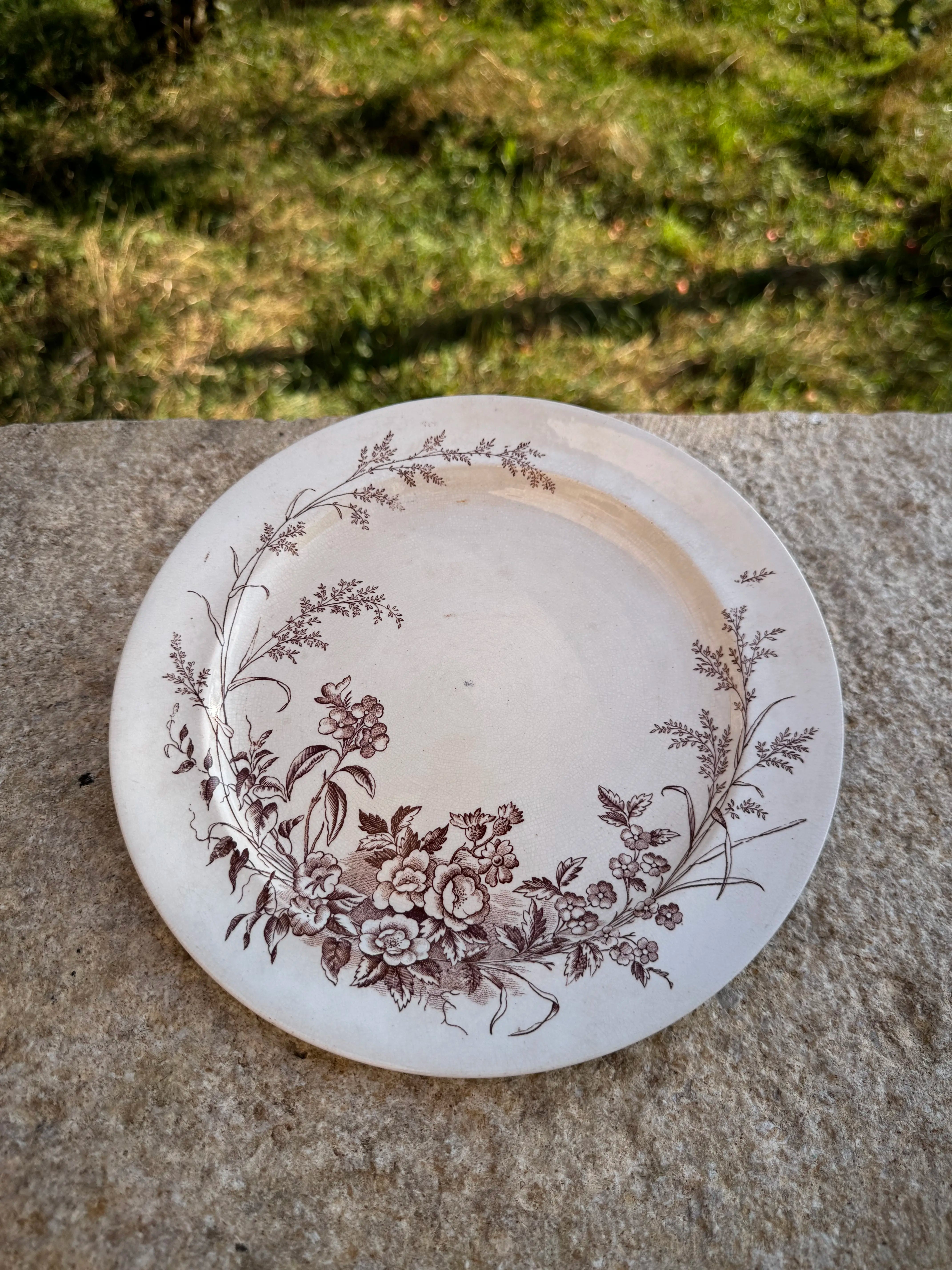 Assiette en faïence anglaise ancienne motif floral