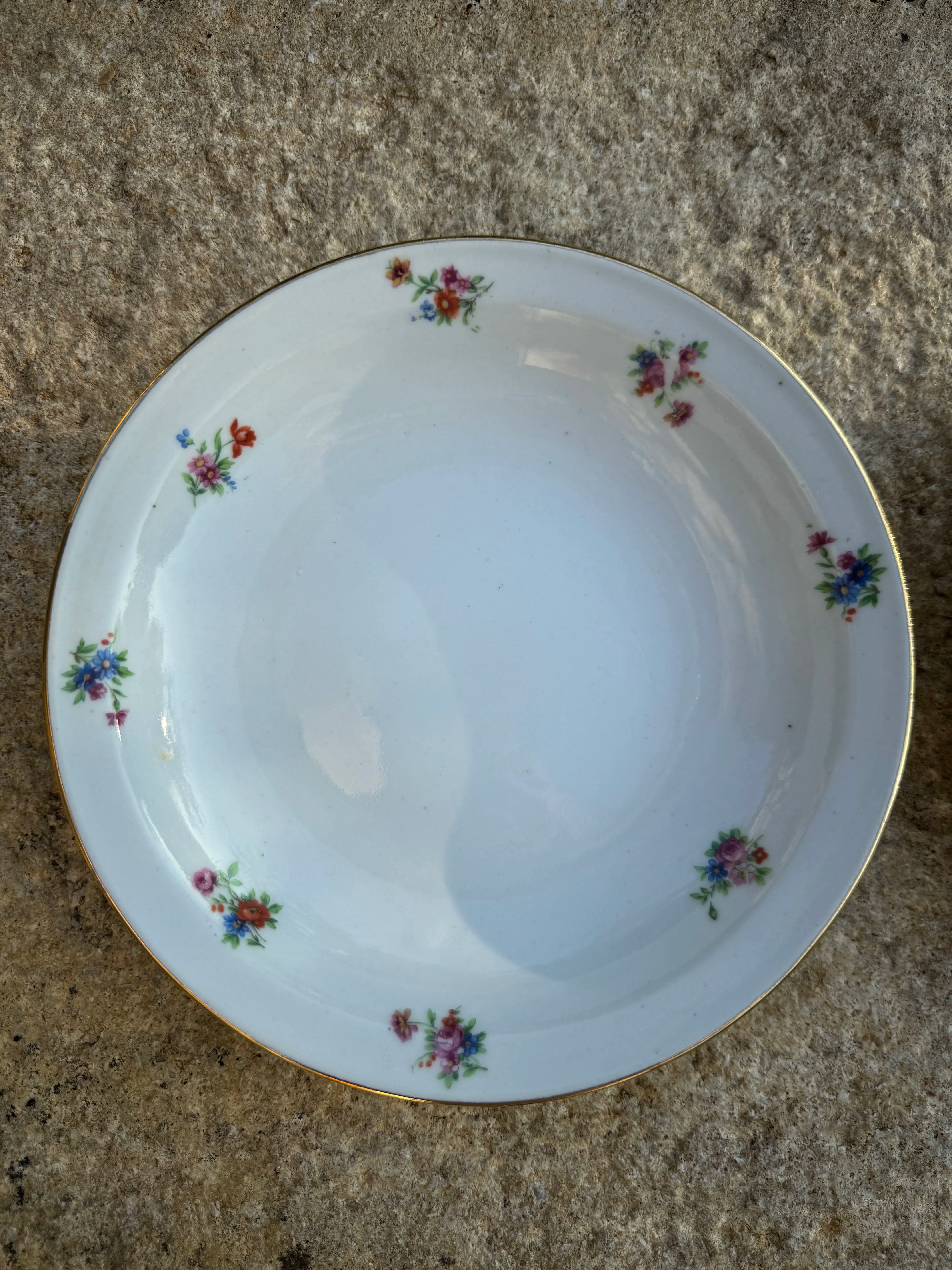 Assiettes en porcelaine fleurie