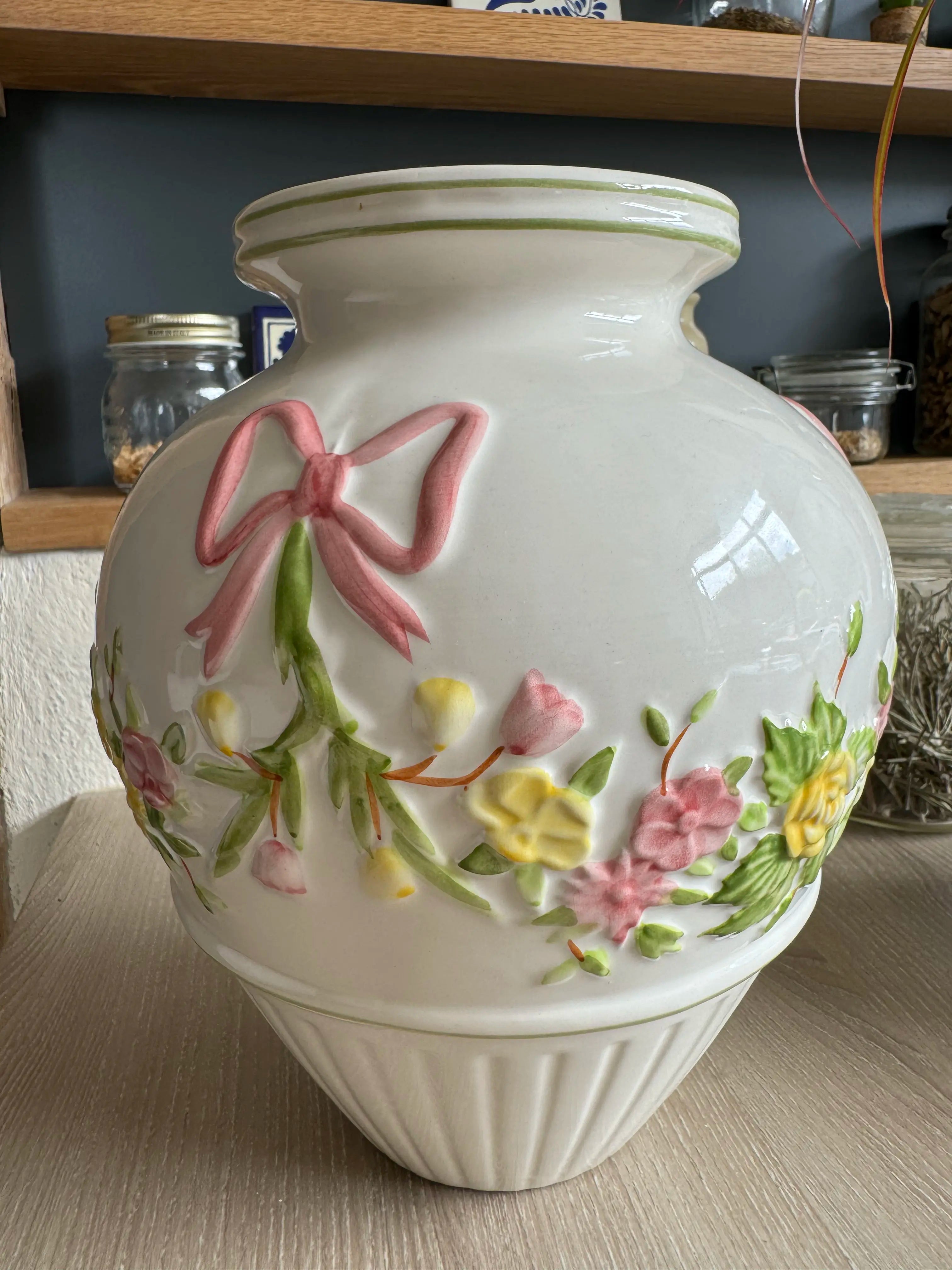 Vase en céramique avec décor en relief